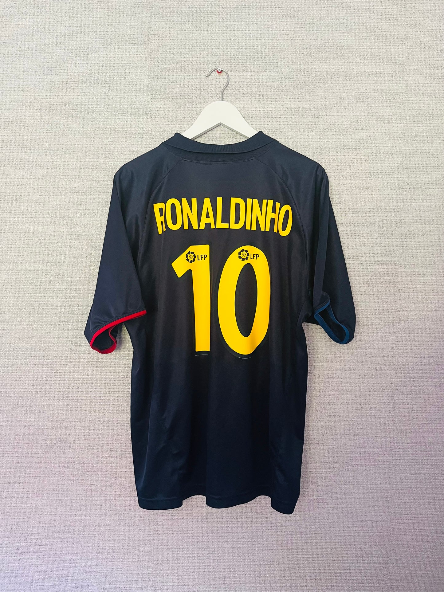 Barcelona away football shirt
2003/04 Ronaldinho XL