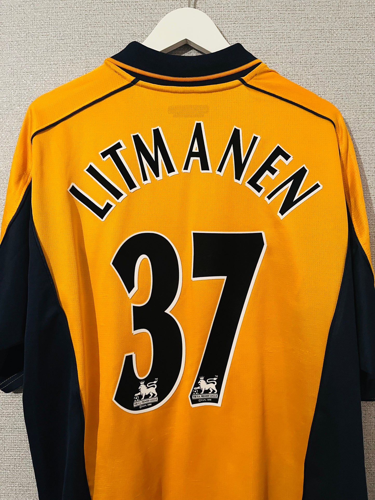 Liverpool away football shirt
2000/02 Litmanen XL