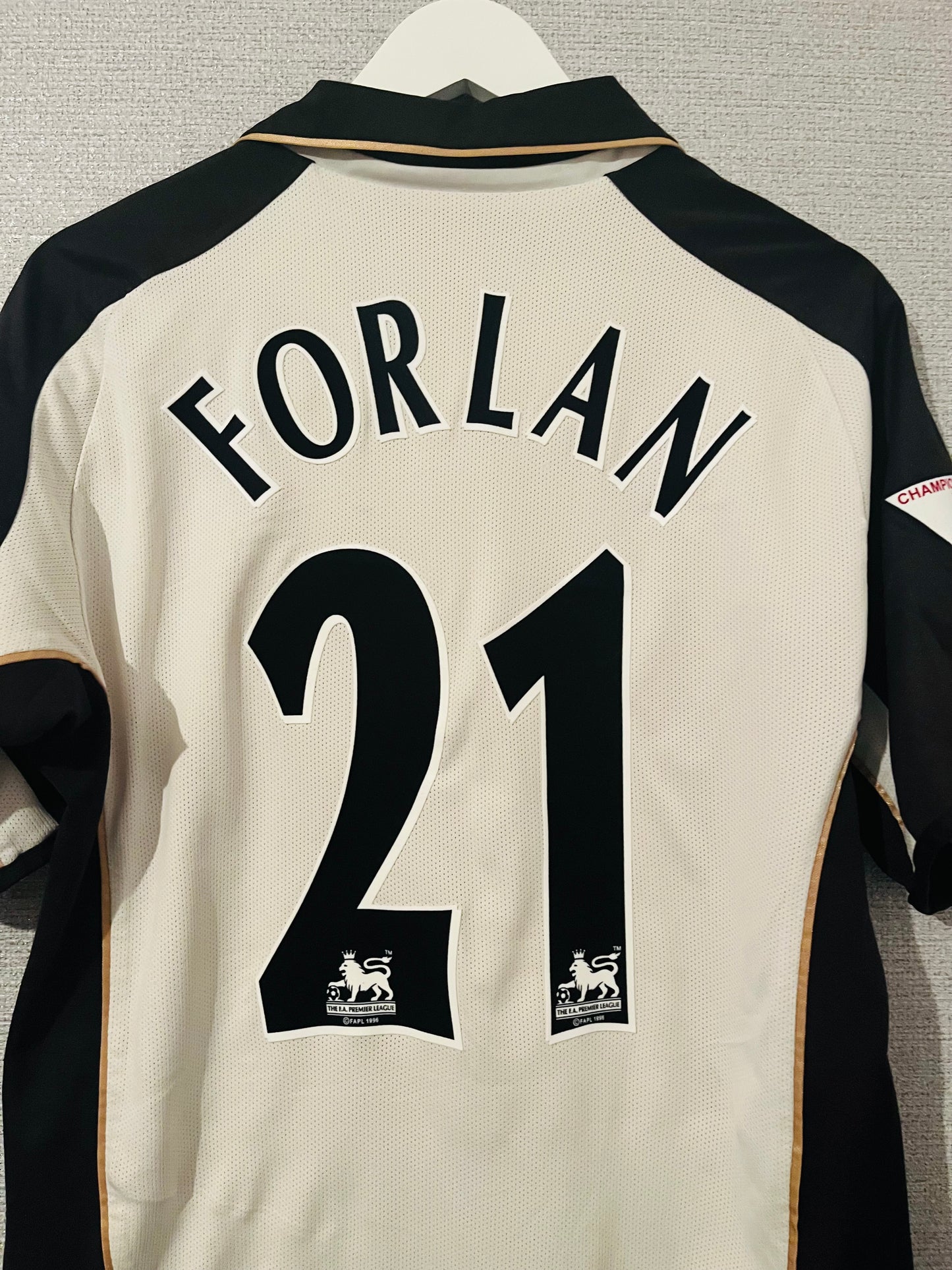 Manchester United away reversible football shirt
2001/02 Forlan Medium