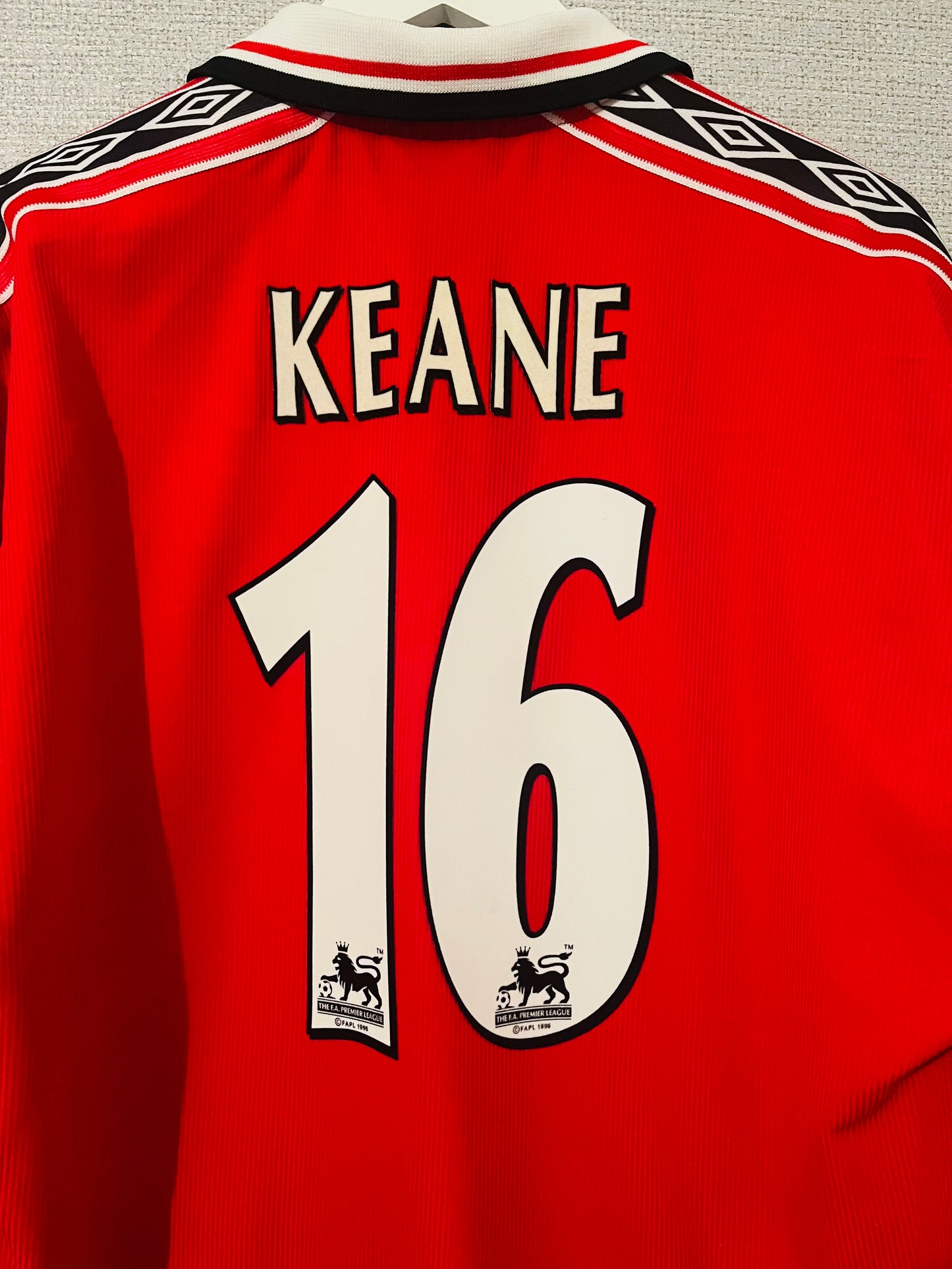 Manchester United home football shirt 1999/2000 Keane XL