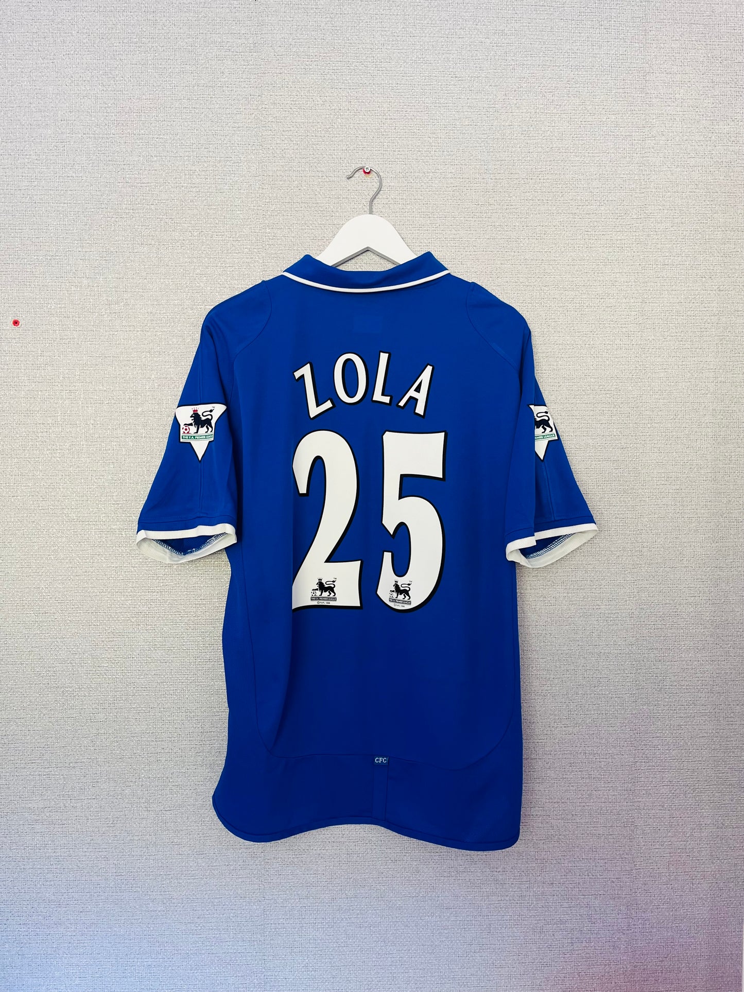 Chelsea home football shirt
2001/03 Zola Large