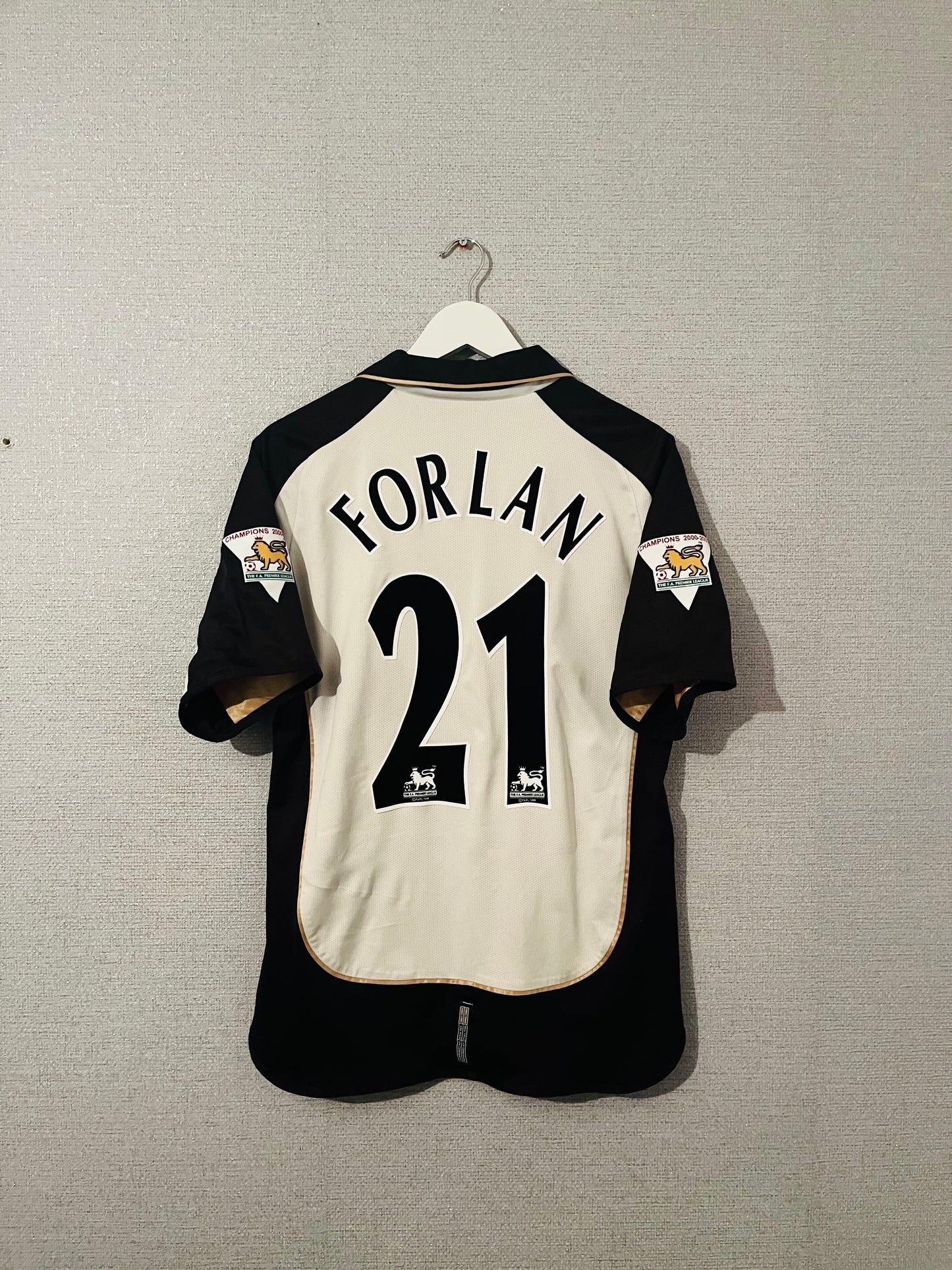 Manchester United away reversible football shirt
2001/02 Forlan Medium