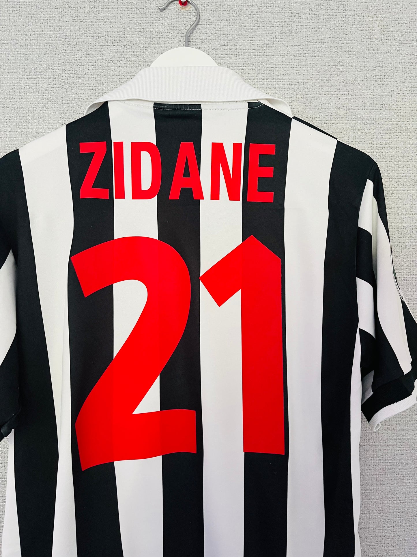 Juventus home football shirt 1998/99 Zidane Small