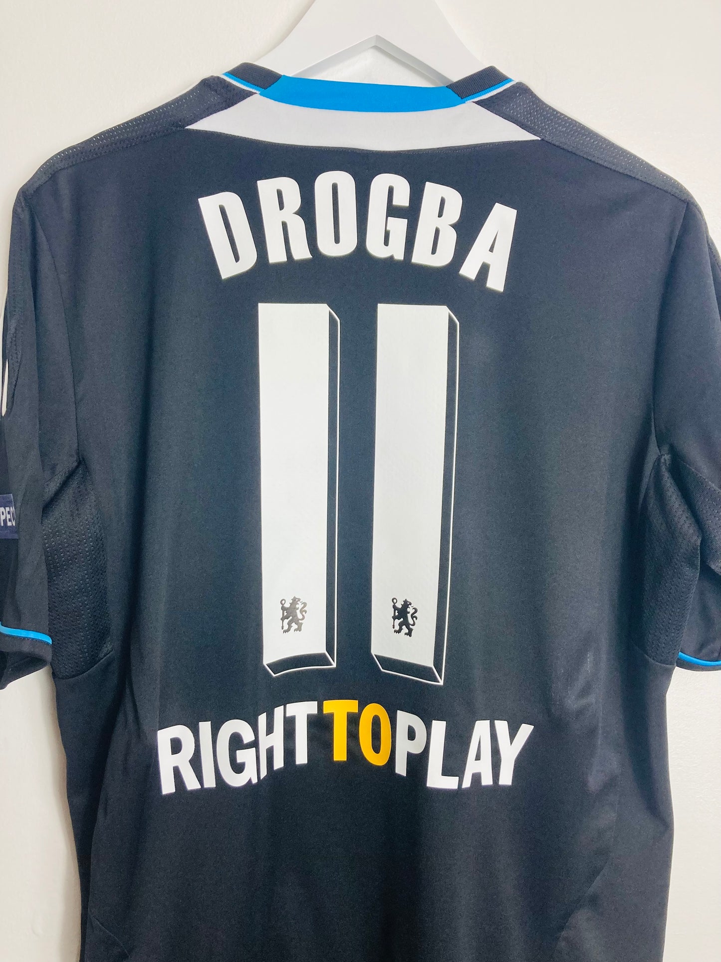 Chelsea away football shirt

2011/12 Drogba medium