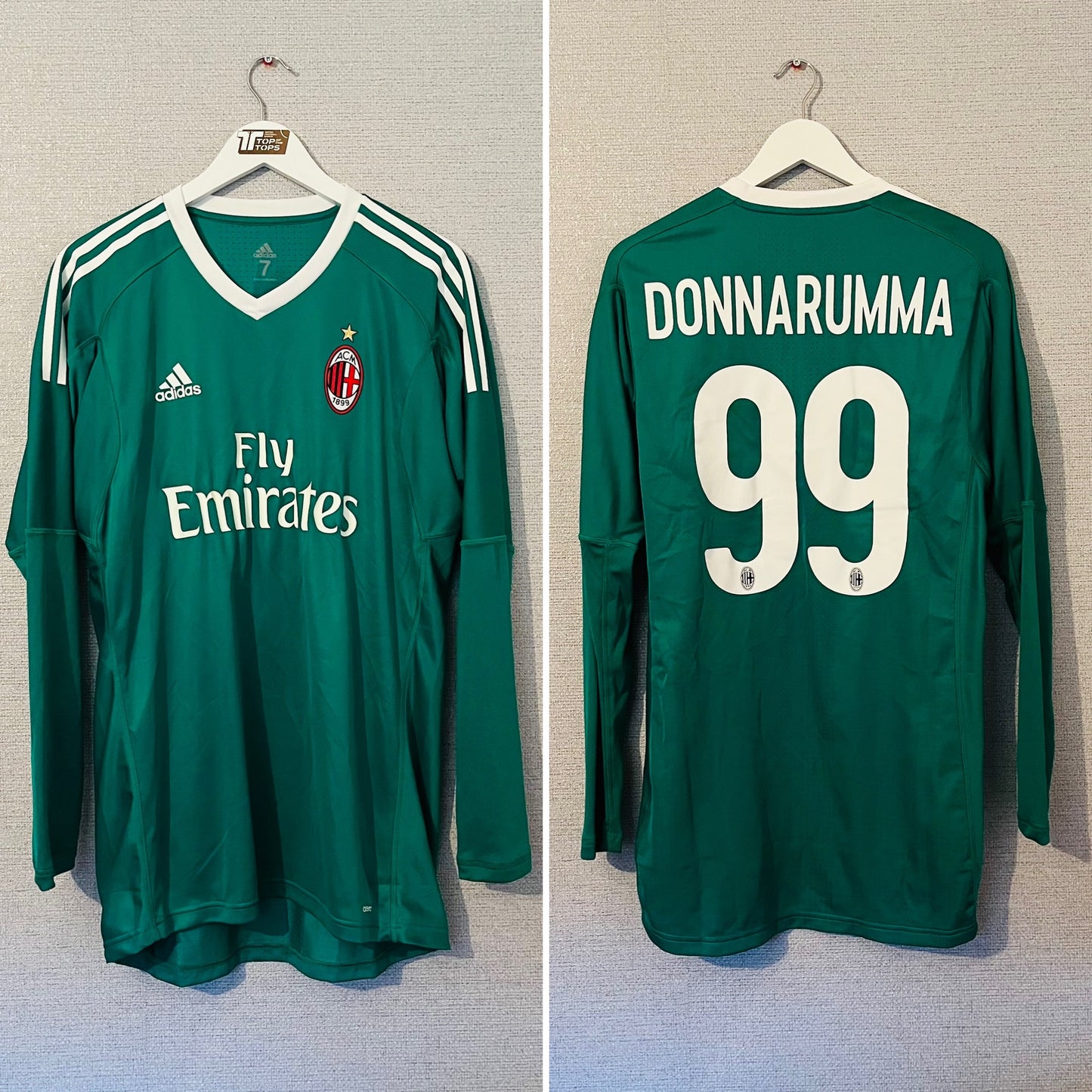 AC Milan goalkeeper football shirt
2017/18 Donnarumma Large