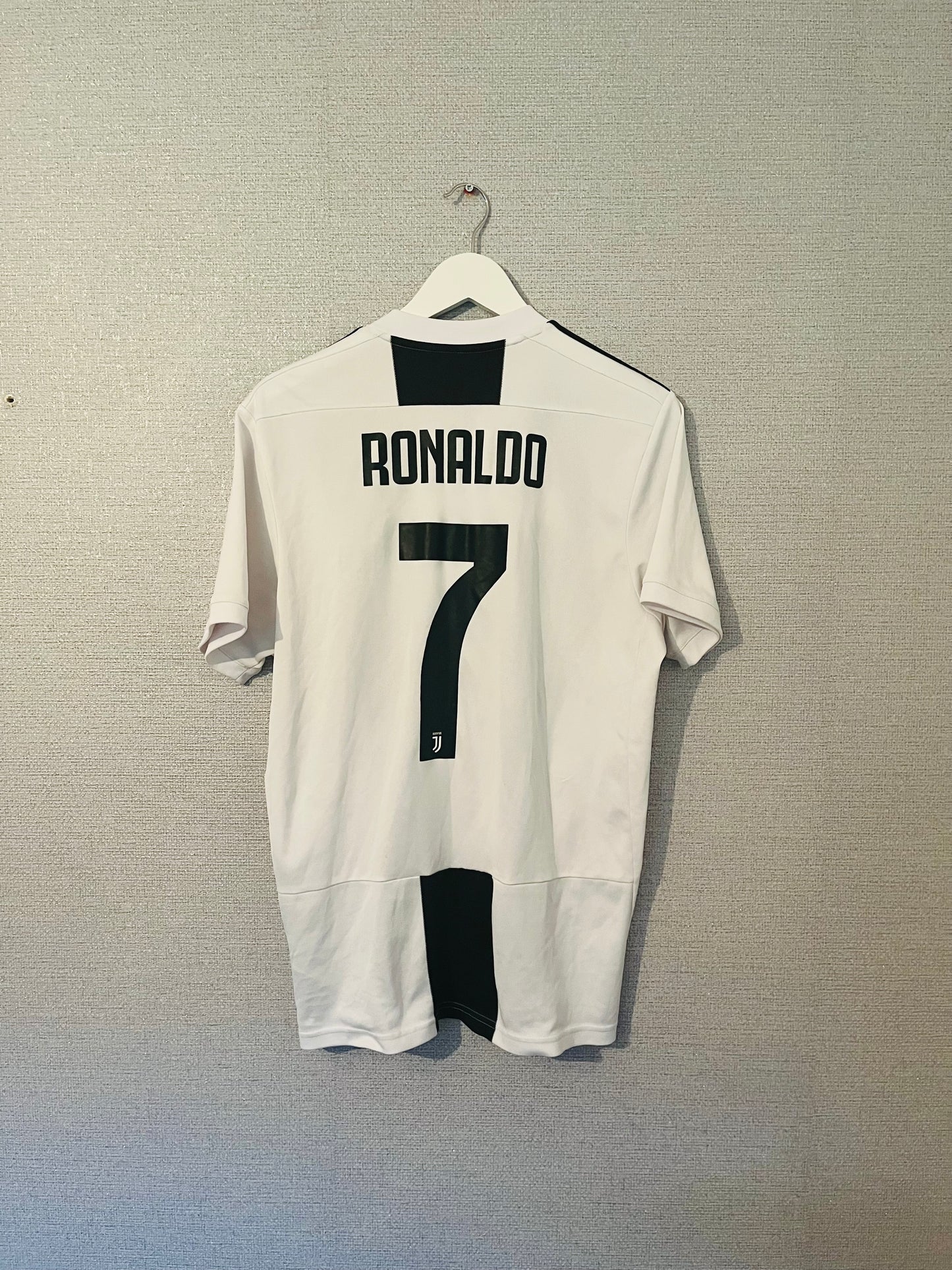 Juventus home football shirt 2018/19 CR7 Large