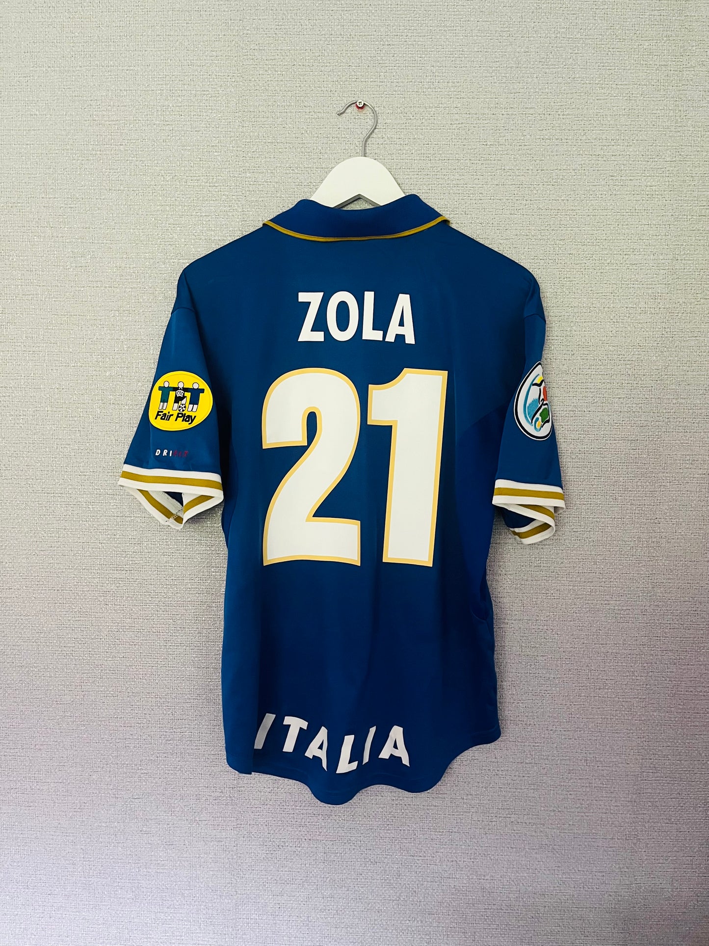 Italy home football shirt Euro 1996 Zola Medium
