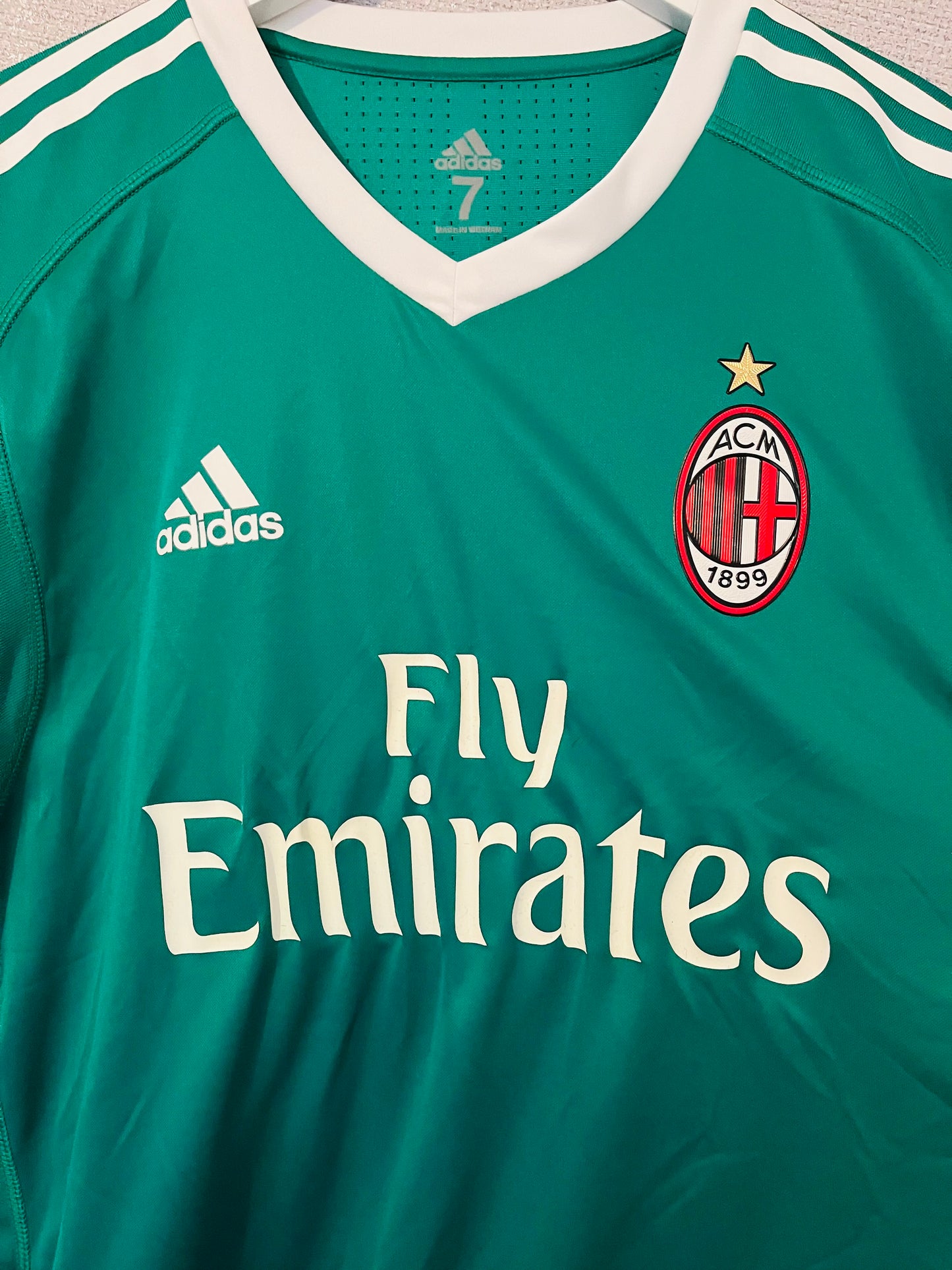 AC Milan goalkeeper football shirt
2017/18 Donnarumma Large