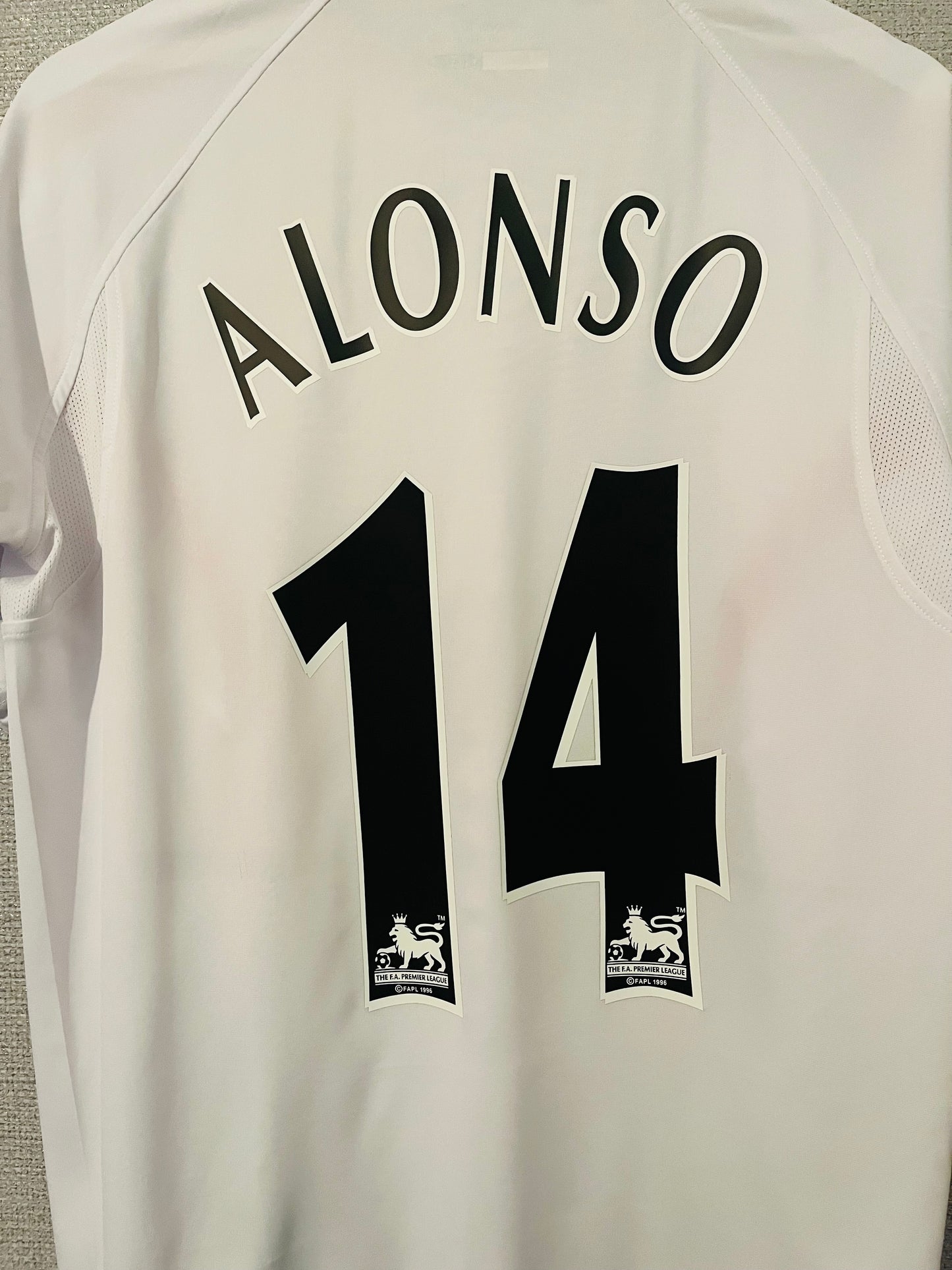 Liverpool away football shirt
2005/06 Alonso Medium