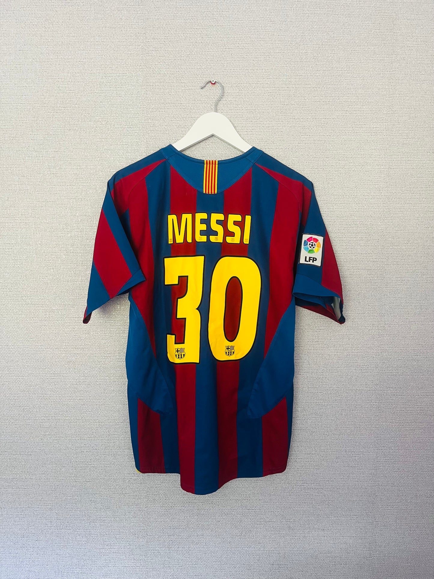 Barcelona home football shirt 2004/05 Messi Medium