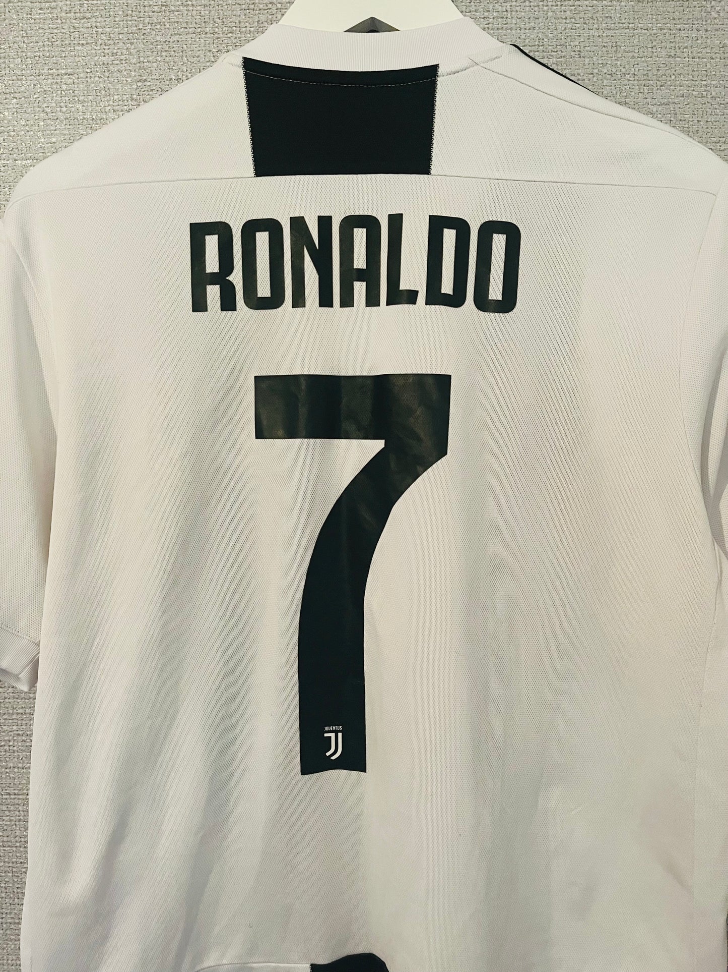 Juventus home football shirt 2018/19 CR7 Large