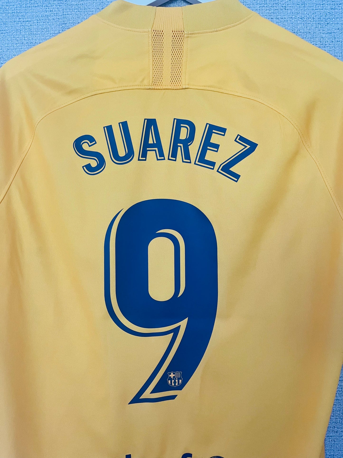 Barcelona fourth Senyera football shirt 2019/20 Suarez Medium