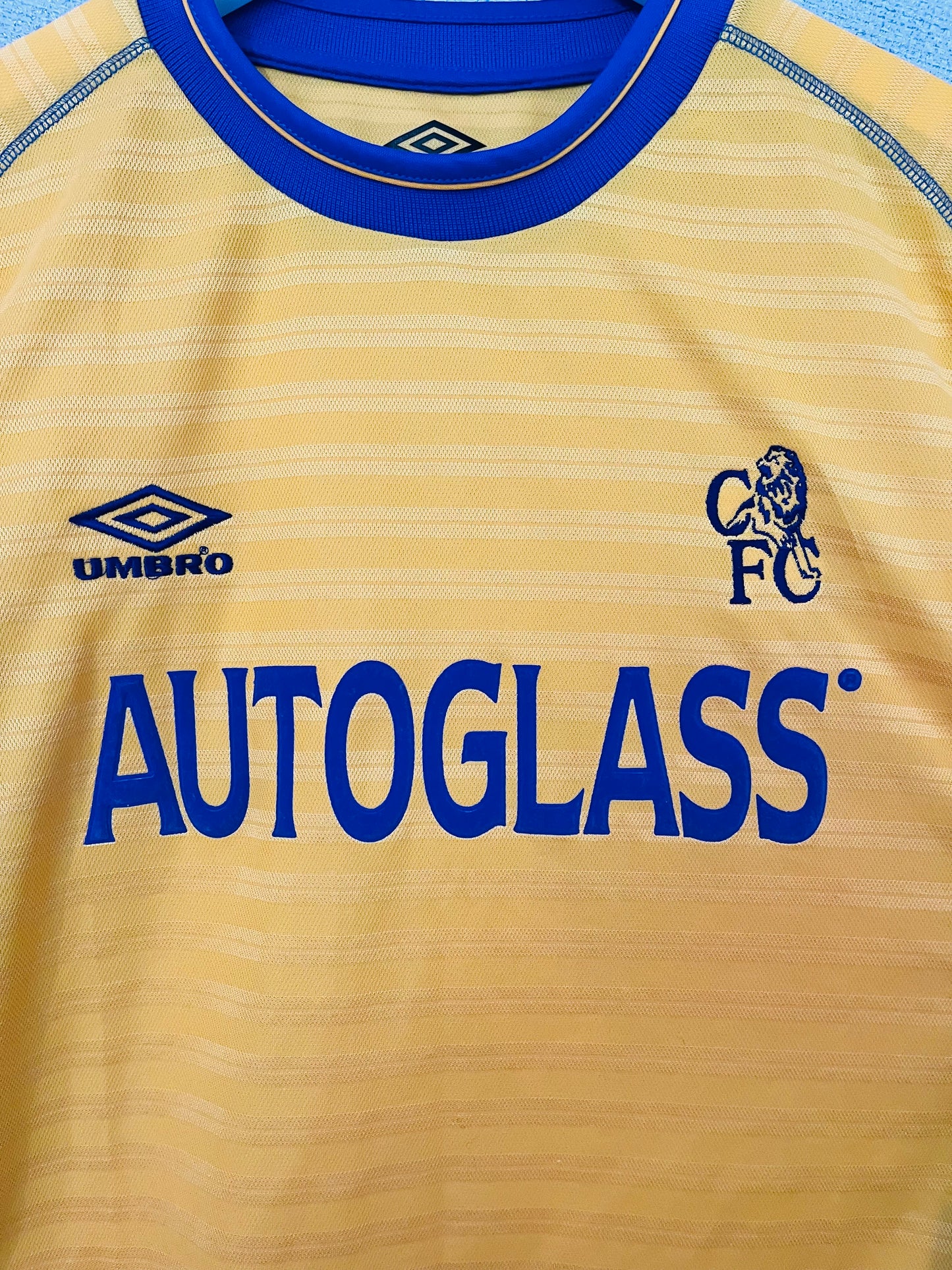 Chelsea away football shirt
2000/02 Zola Large