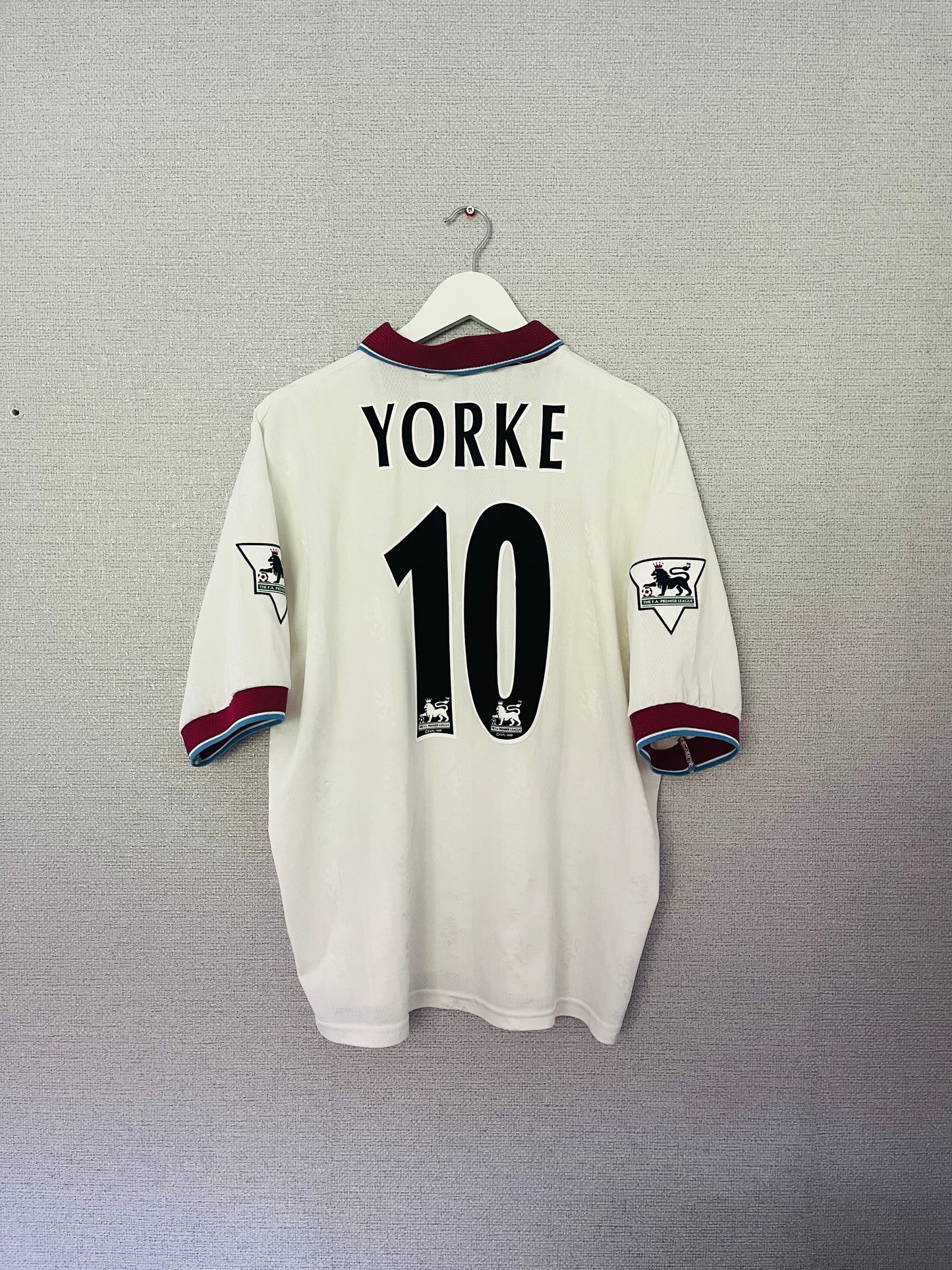 Aston Villa away football shirt
1996/98 Yorke Large