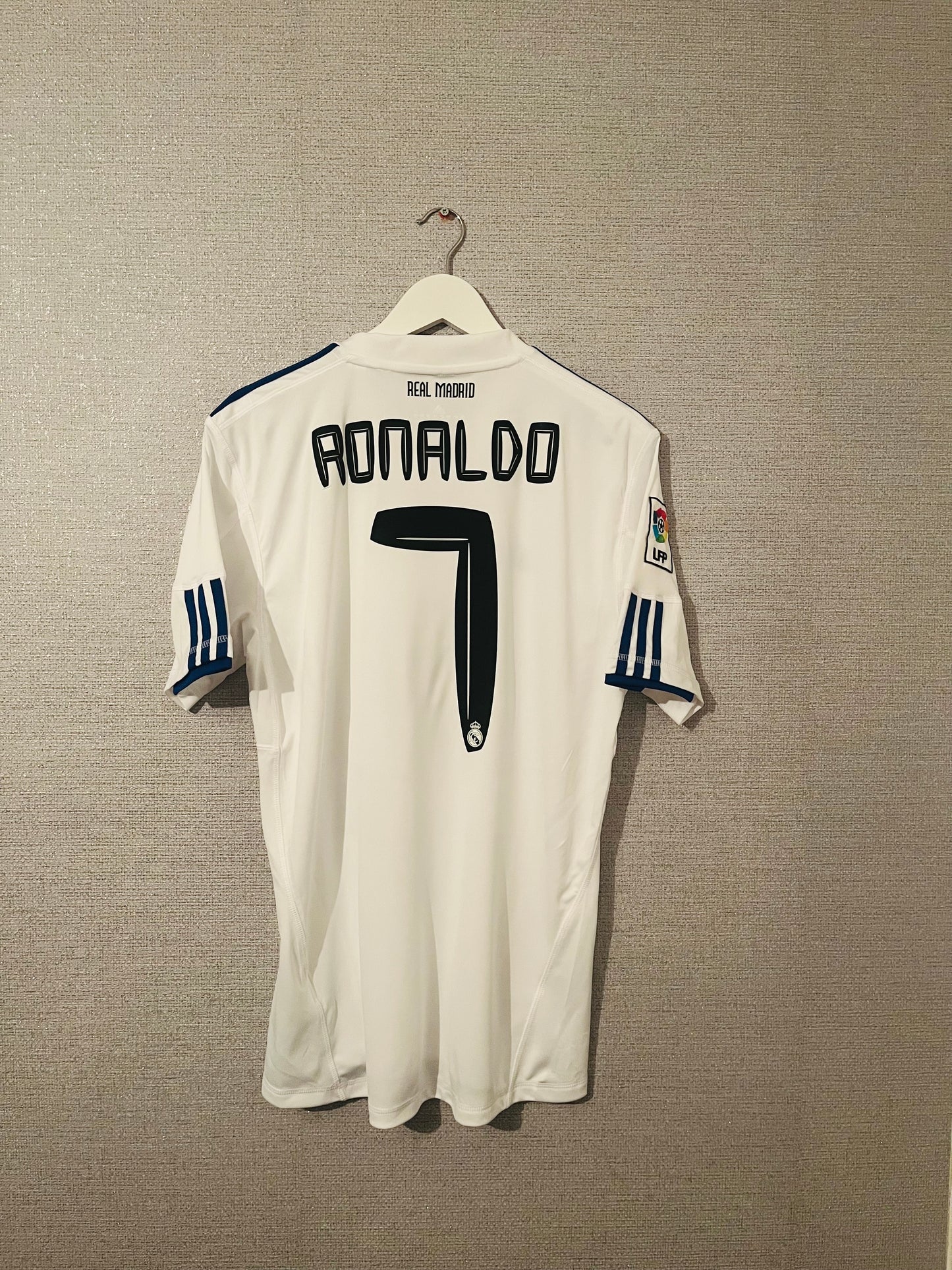 Real Madrid home football shirt
2010/11 CR7 Medium