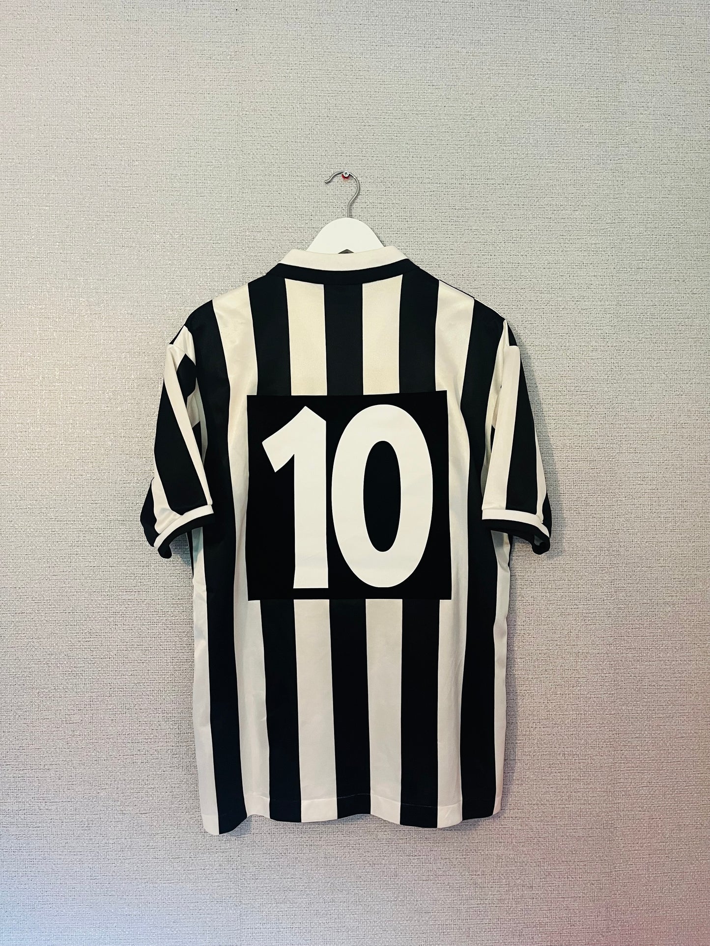 Juventus home football shirt
1994/95 No.10 (Del Piero) Large