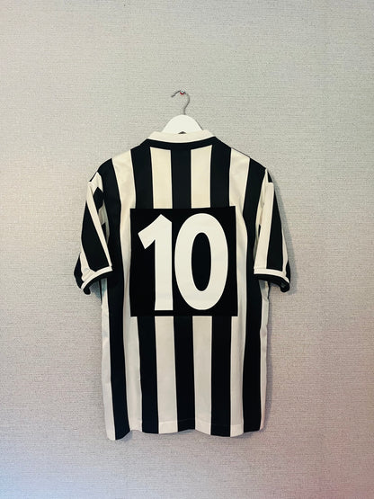 Juventus home football shirt
1994/95 No.10 (Del Piero) Large