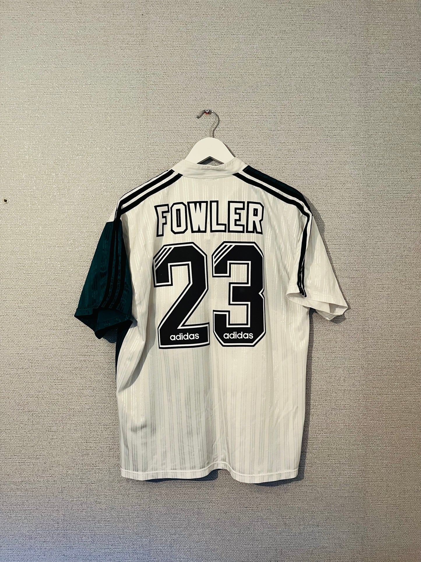 Liverpool away football shirt
1995/96 Fowler Large