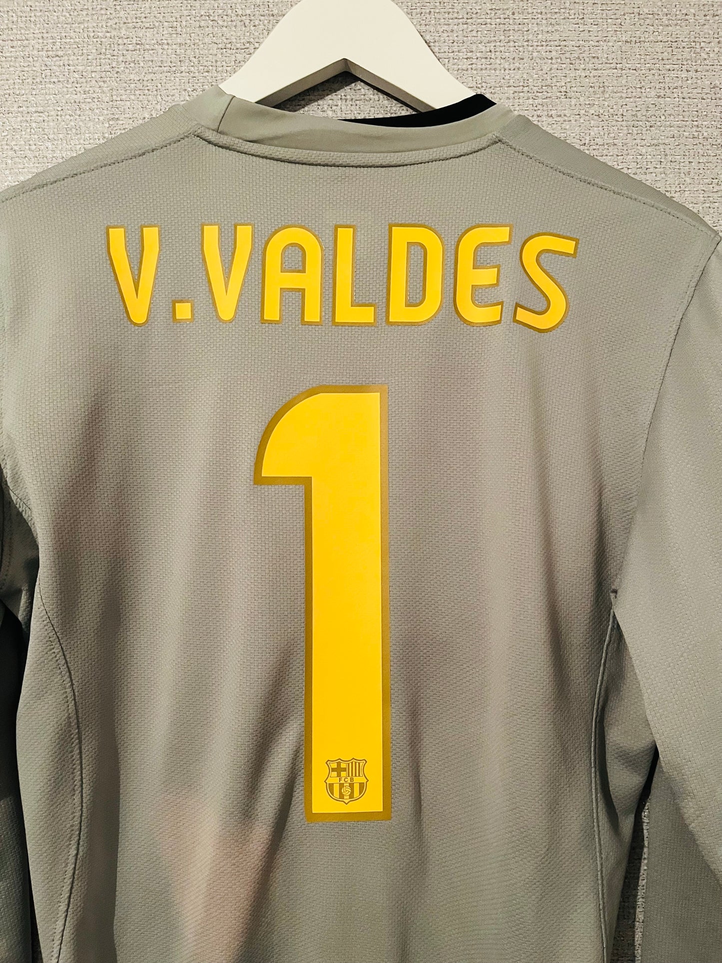 Barcelona goalkeeper football shirt 2008/09 Valdes Medium