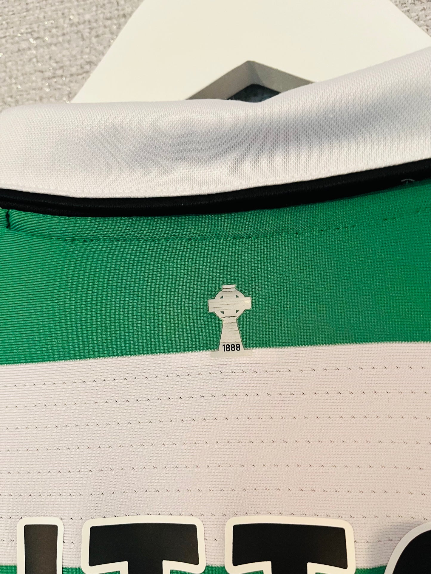 Glasgow Celtic home football shirt
2004/05 Sutton Large