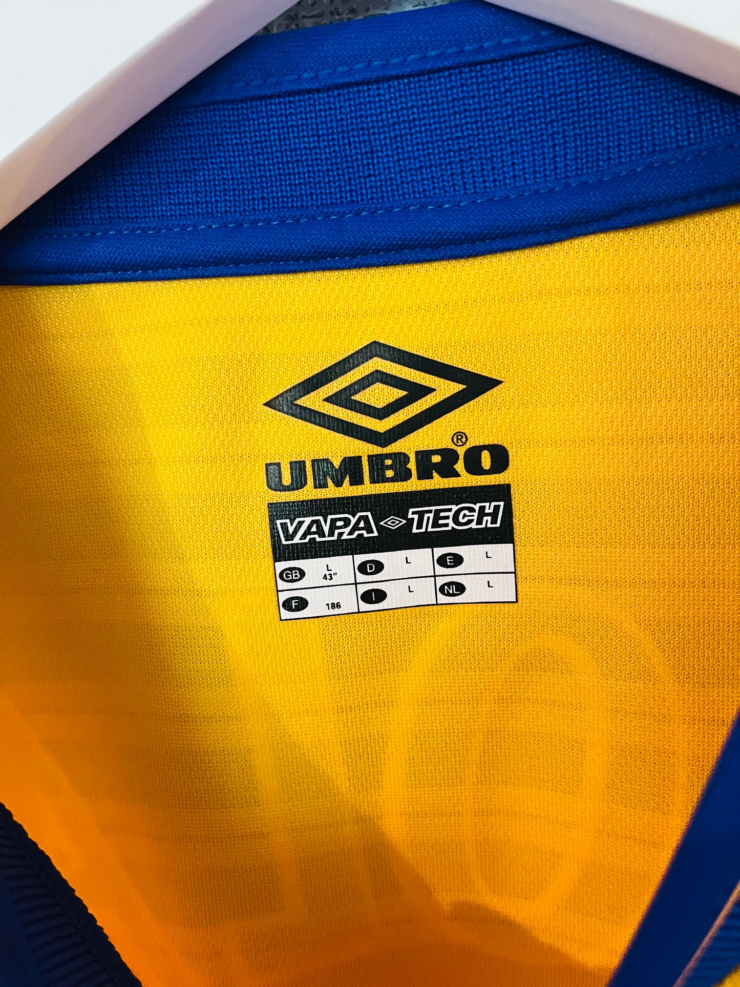 Chelsea away football shirt
2000/02 Zola Large