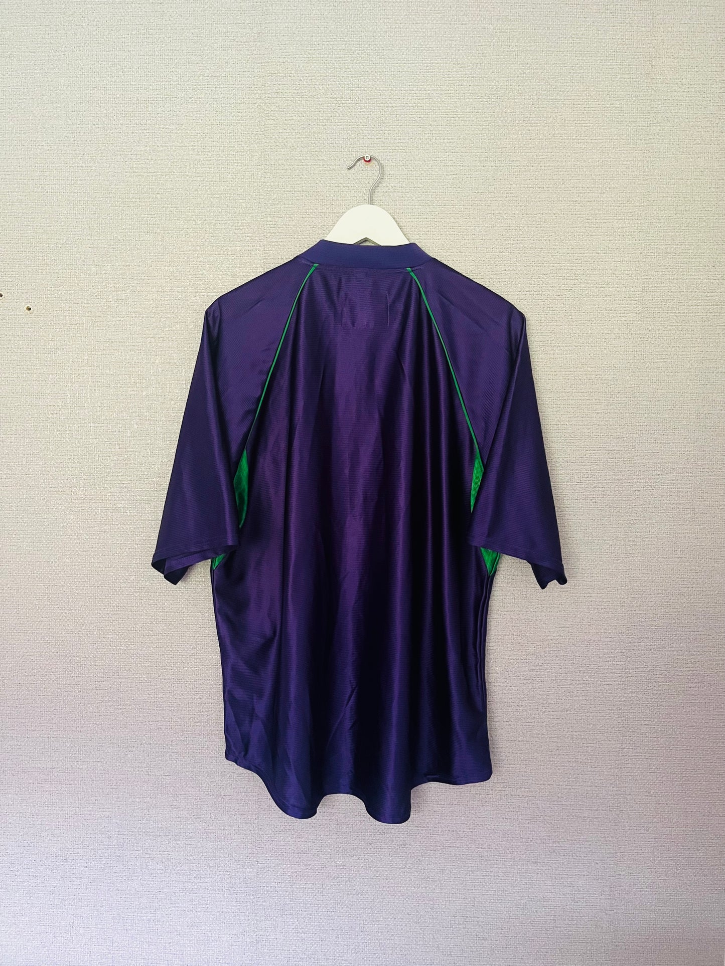 Hibernian away football shirt
2001/02 Large