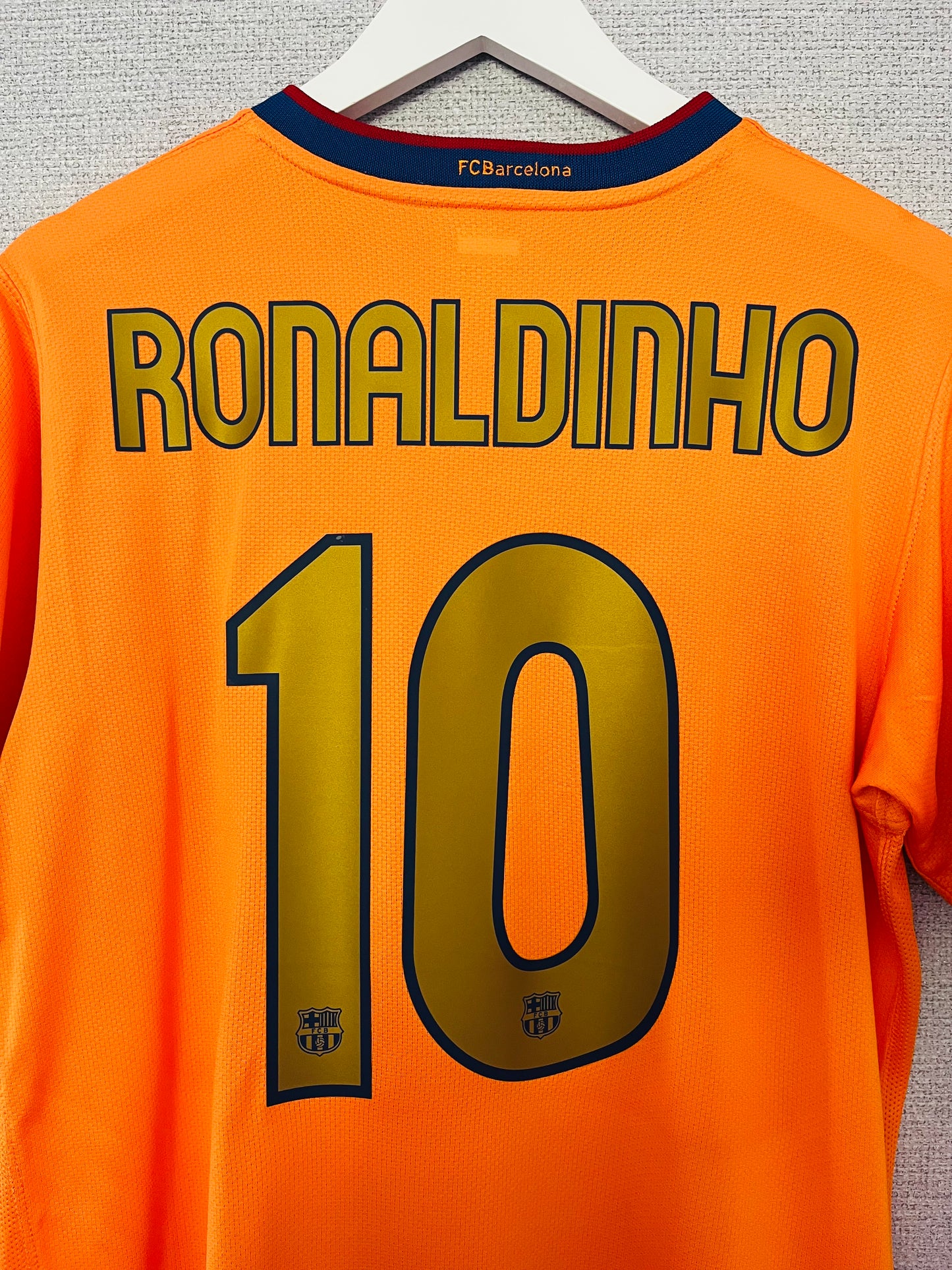 Barcelona away football shirt
2006/07 Ronaldinho Medium