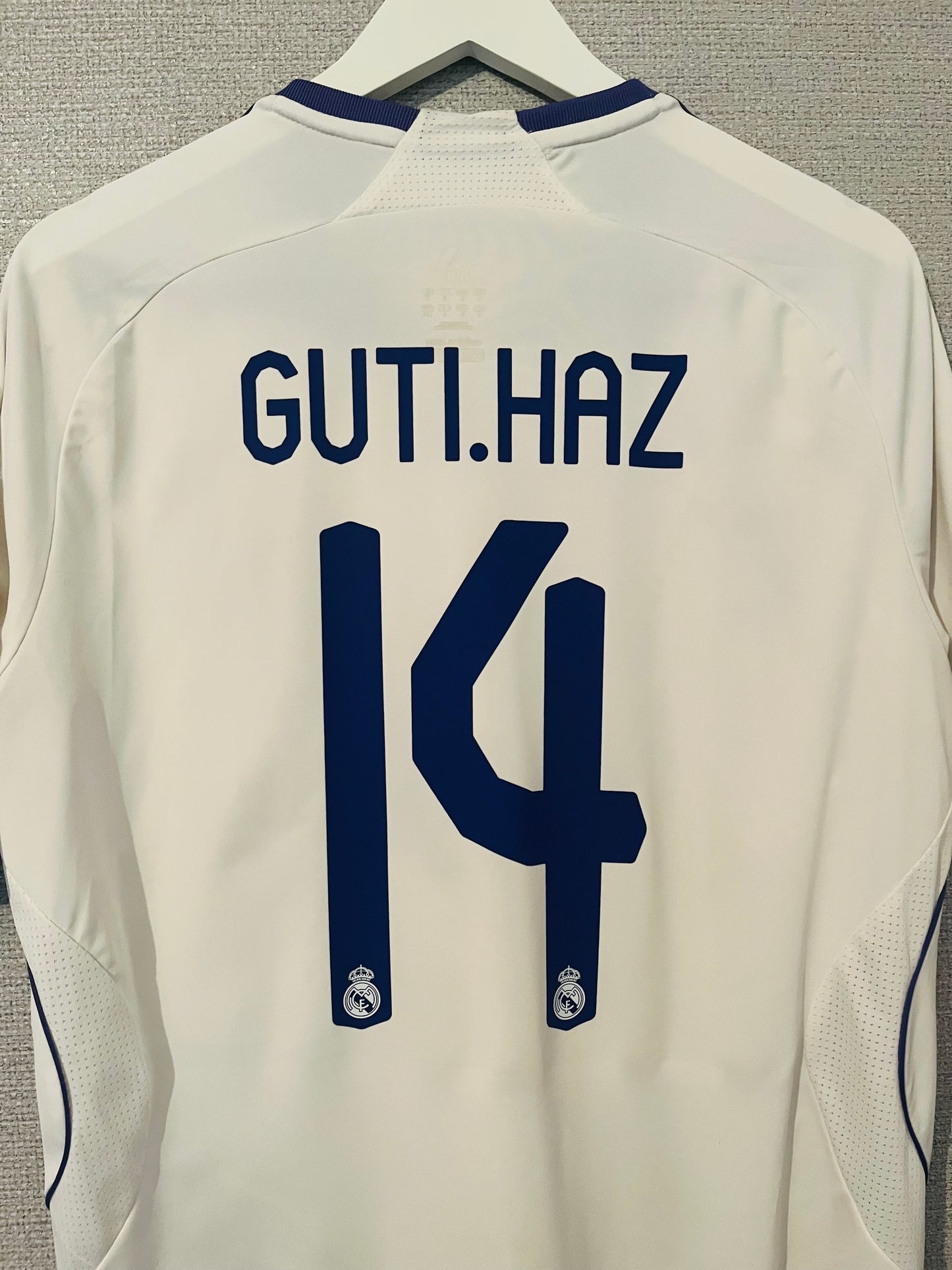 Real Madrid home football shirt
2007/08 Guti Medium