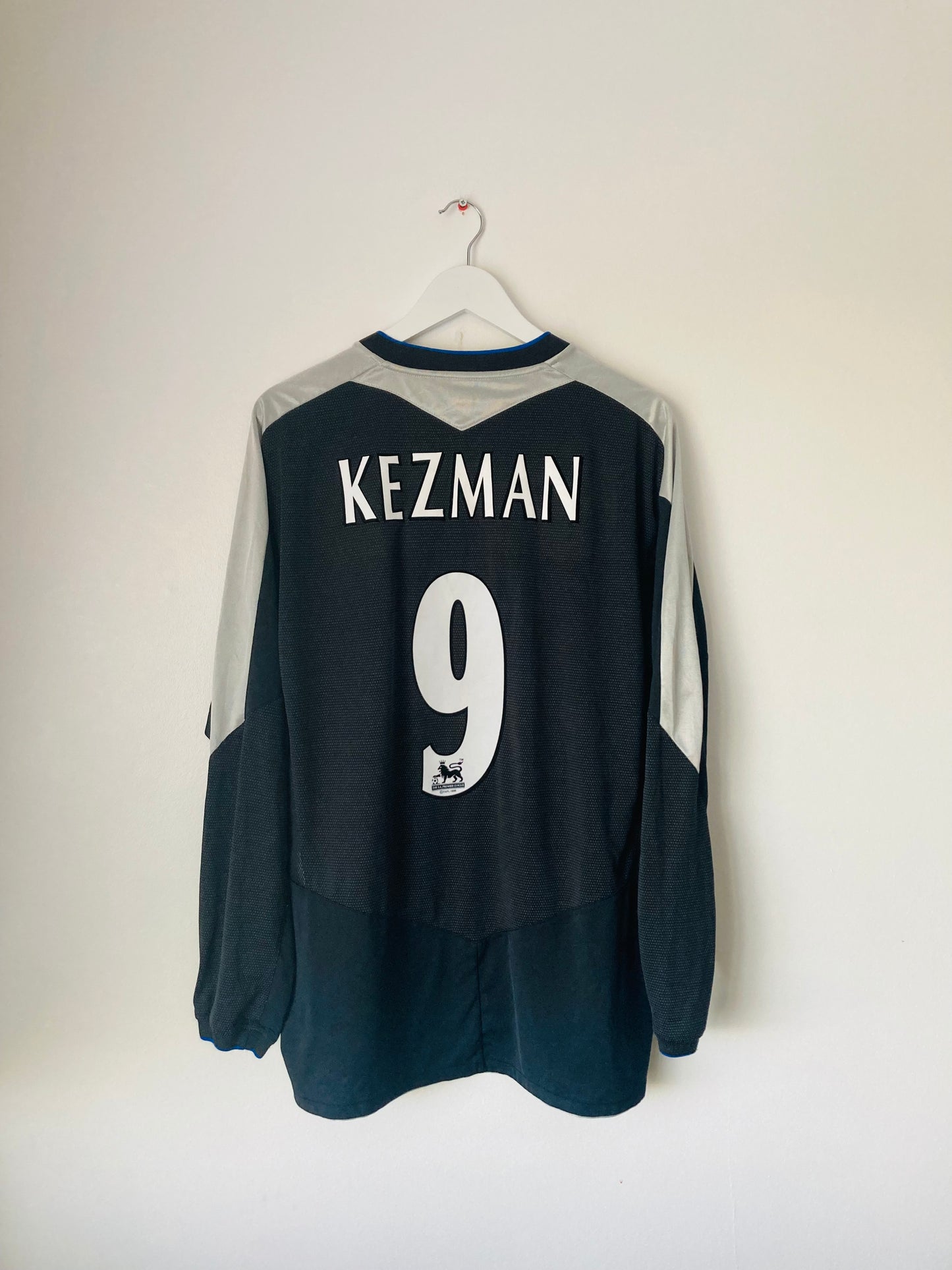 Chelsea third football shirt
2004/05 Kezman XXL