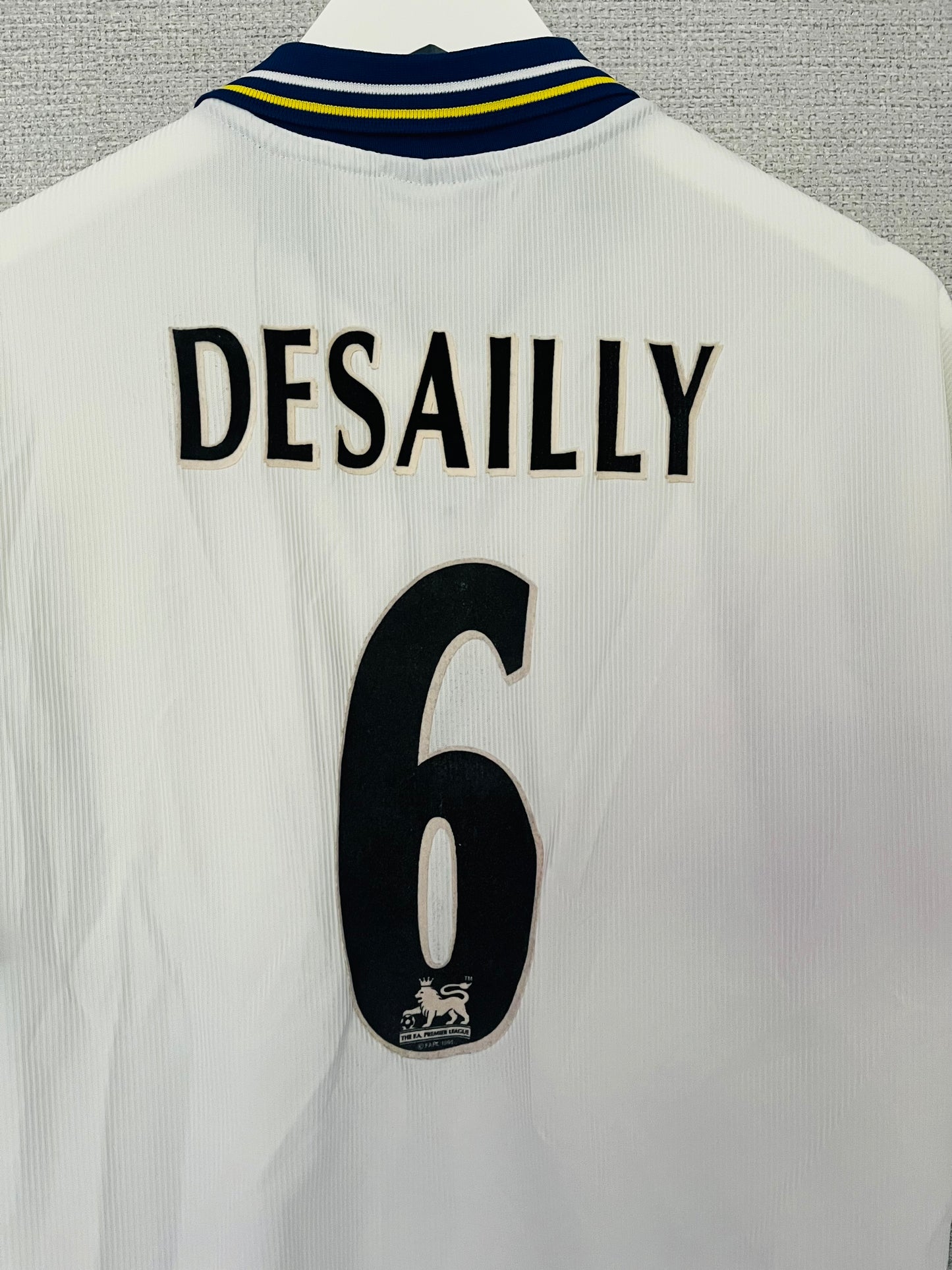 Chelsea away football shirt
1999/2000 Desailly Large
