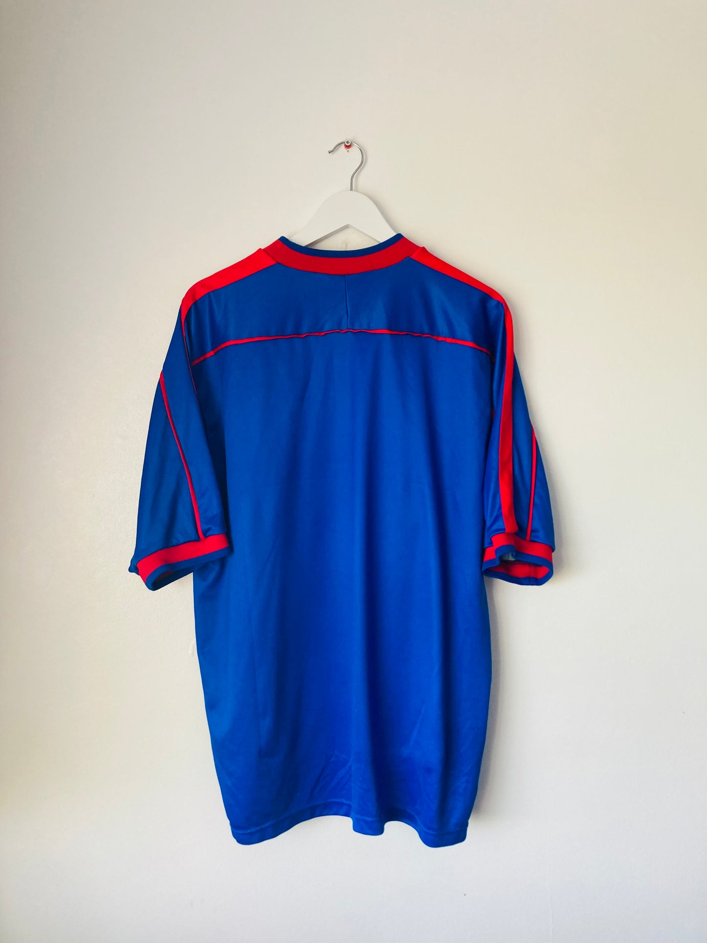 Linfield home football shirt
2001/02 XL