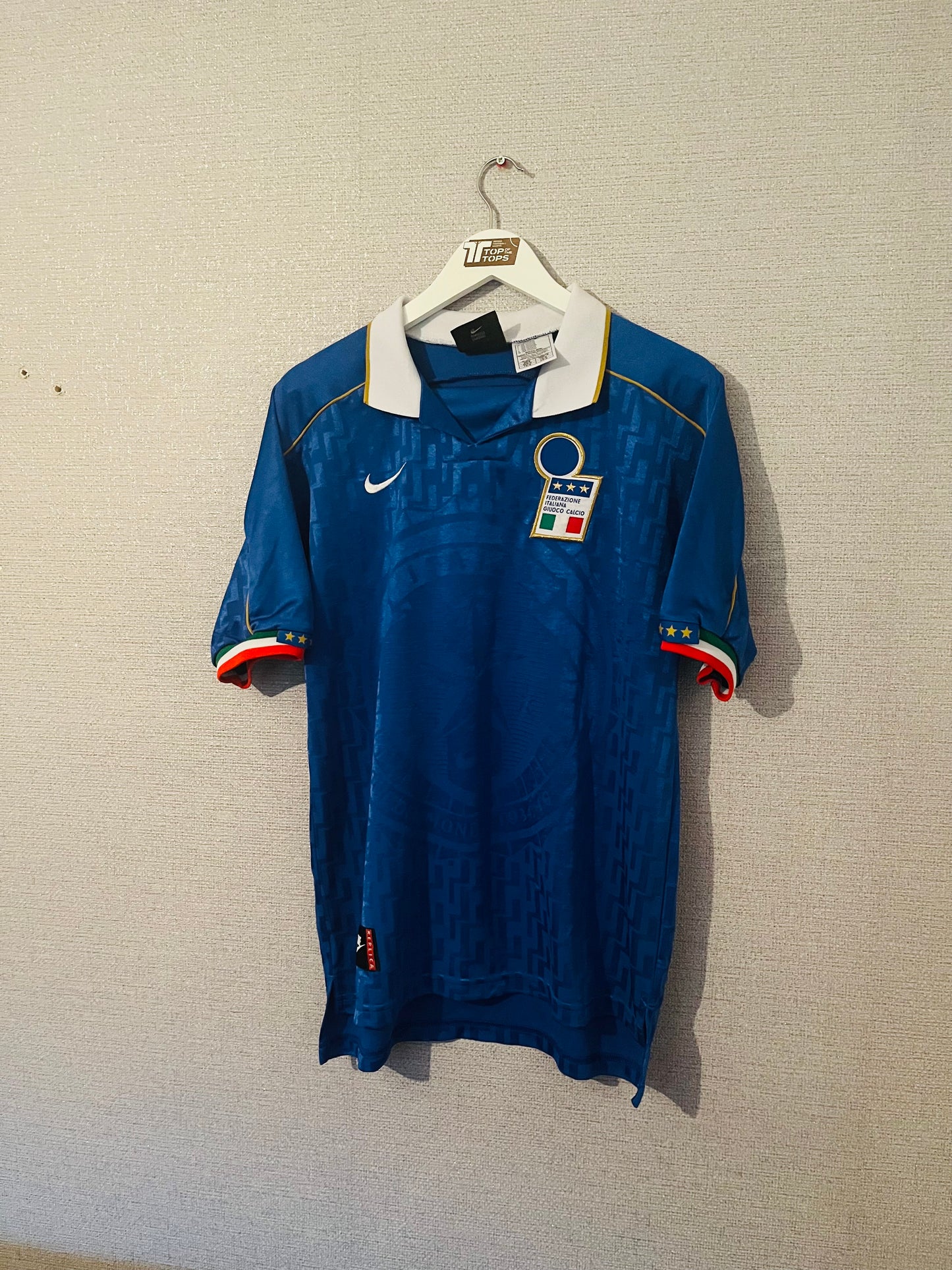 Italy home football shirt 1995/96 Baggio Medium