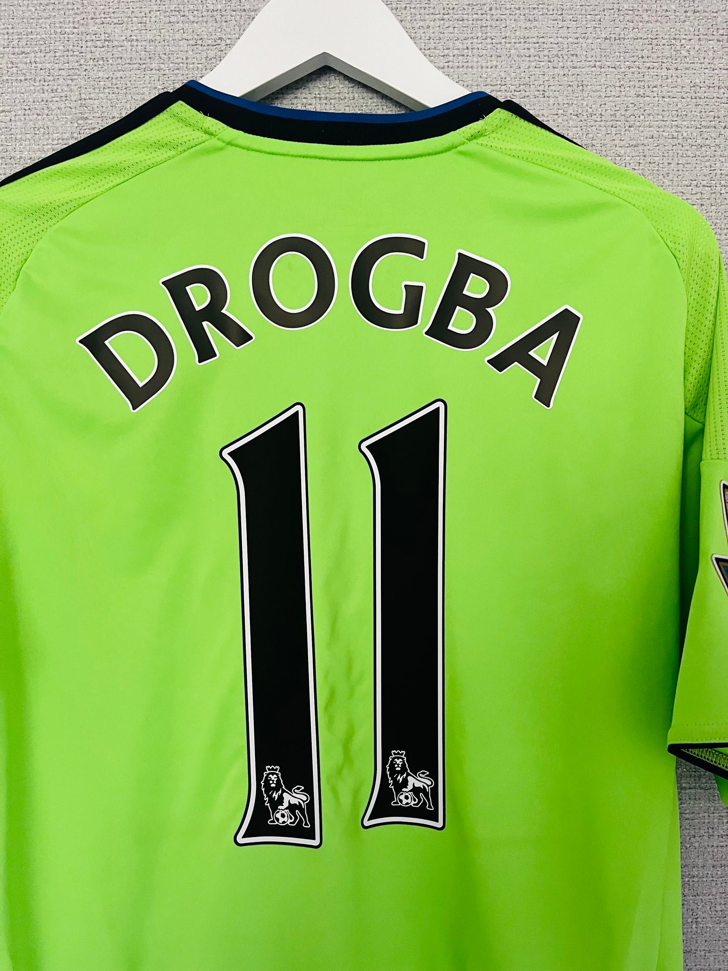 Chelsea third football shirt
2010/11 Drogba Medium