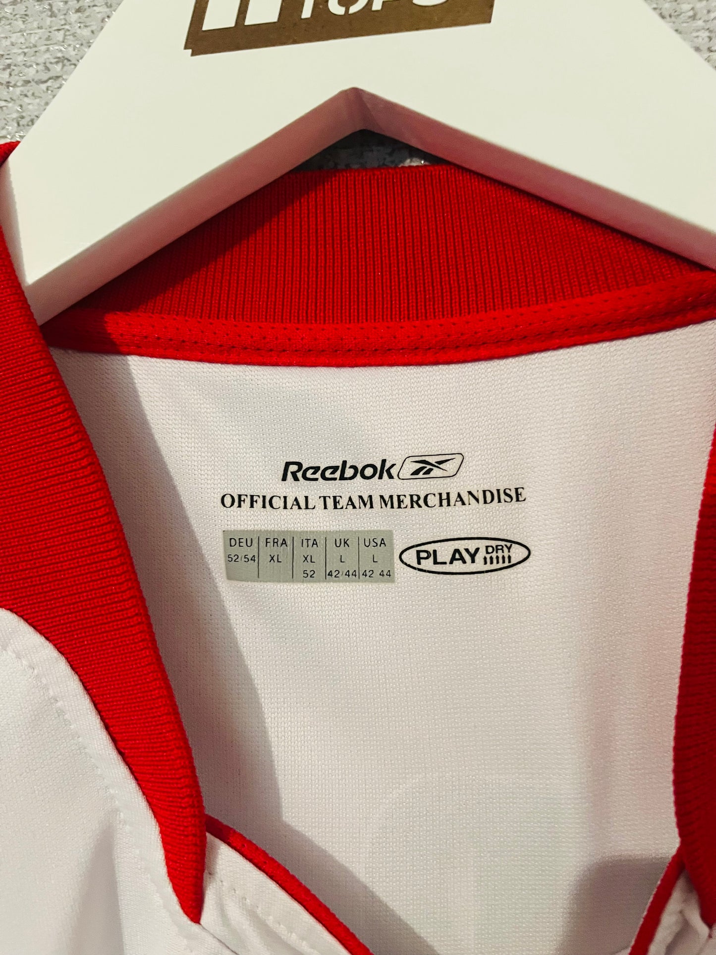 Liverpool away football shirt
2005/06 Gerrard Large