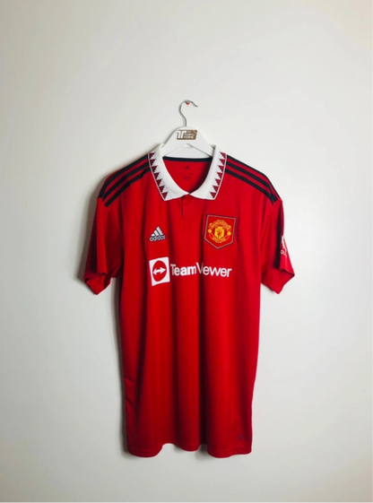 Manchester United home football shirt

Mainoo large 2022/23