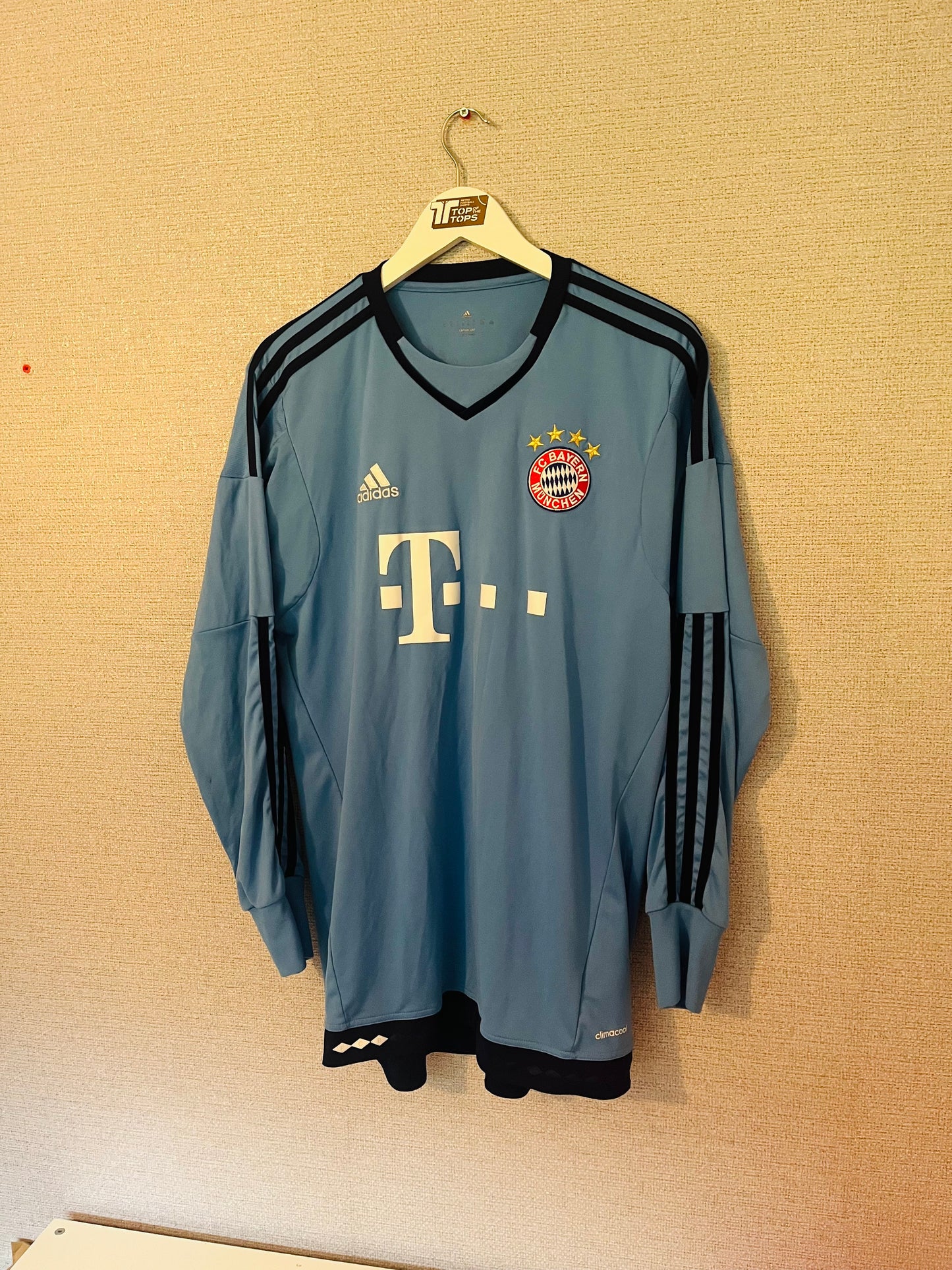Bayern Munich goalkeeper football shirt
2015/16 Neuer Large
