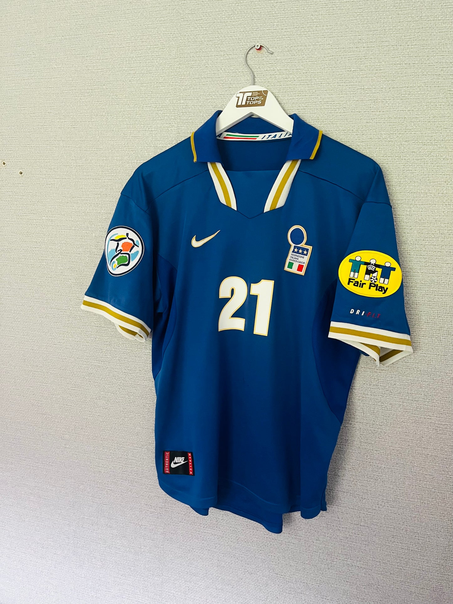 Italy home football shirt Euro 1996 Zola Medium