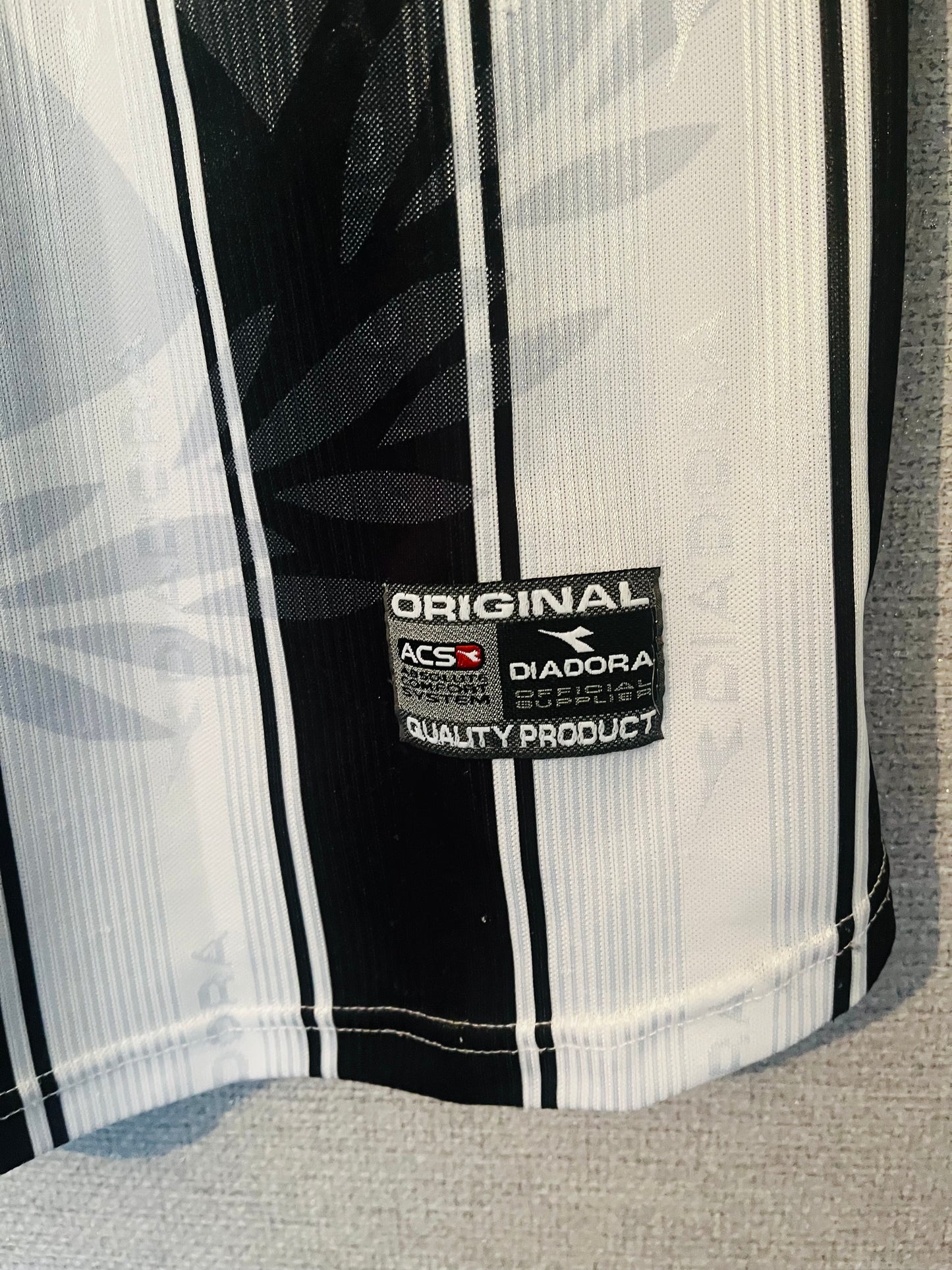 Udinese home football shirt
2000/01 Large