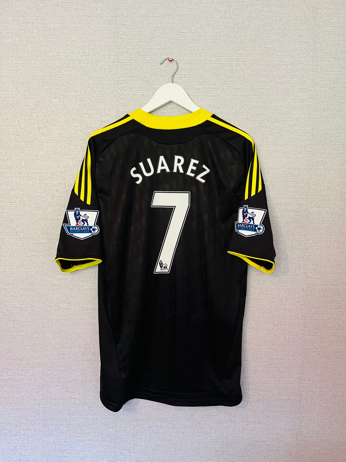 Liverpool third football shirt
2010/12 Suarez Large