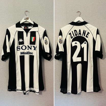 Juventus home football shirt
1997/98 Zidane XL