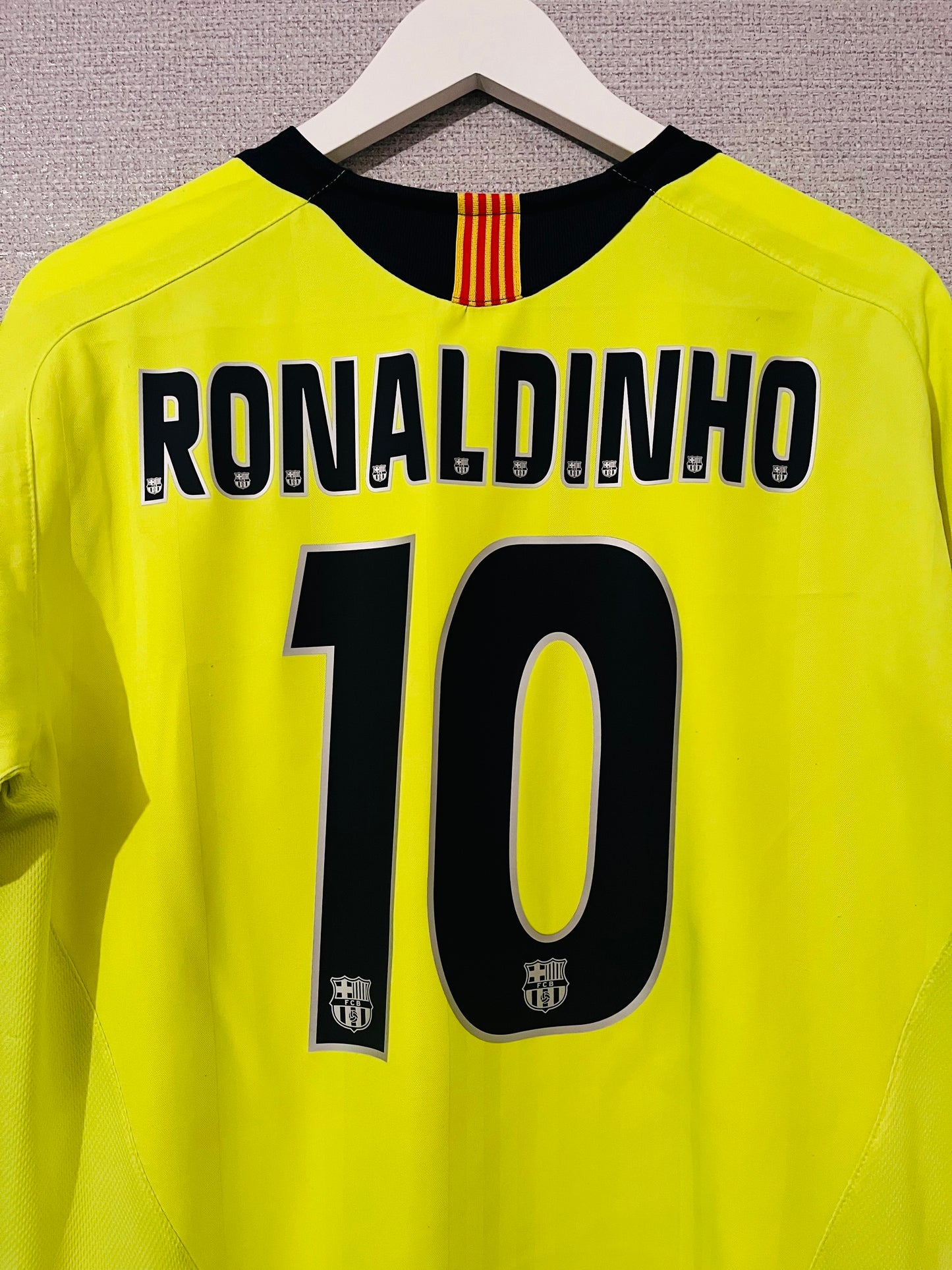 Barcelona away football shirt 2005/06 Ronaldinho Large