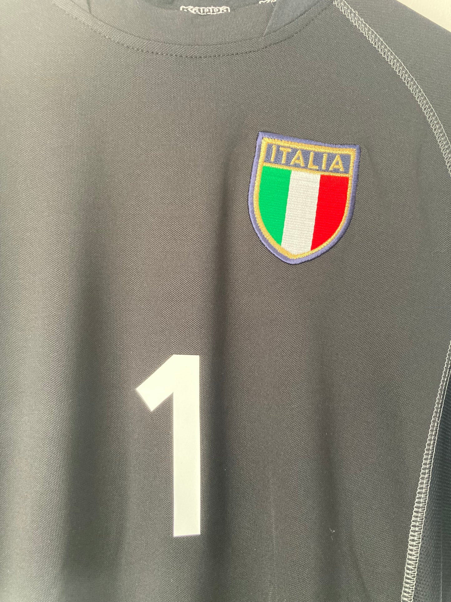Italy goalkeeper football shirt  W/C 2002 Buffon Medium