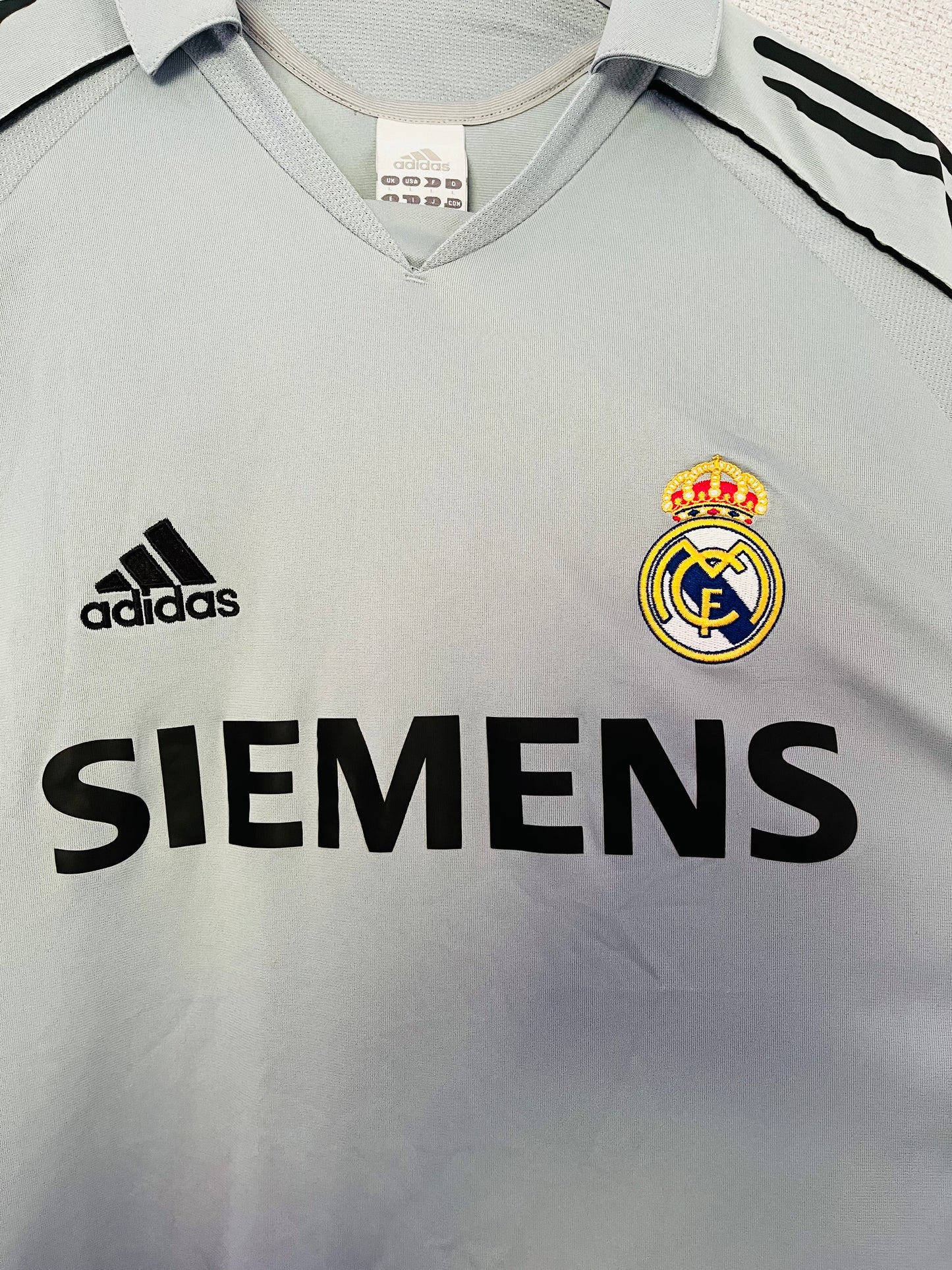 Real Madrid third football shirt
2005/06 Zidane Large