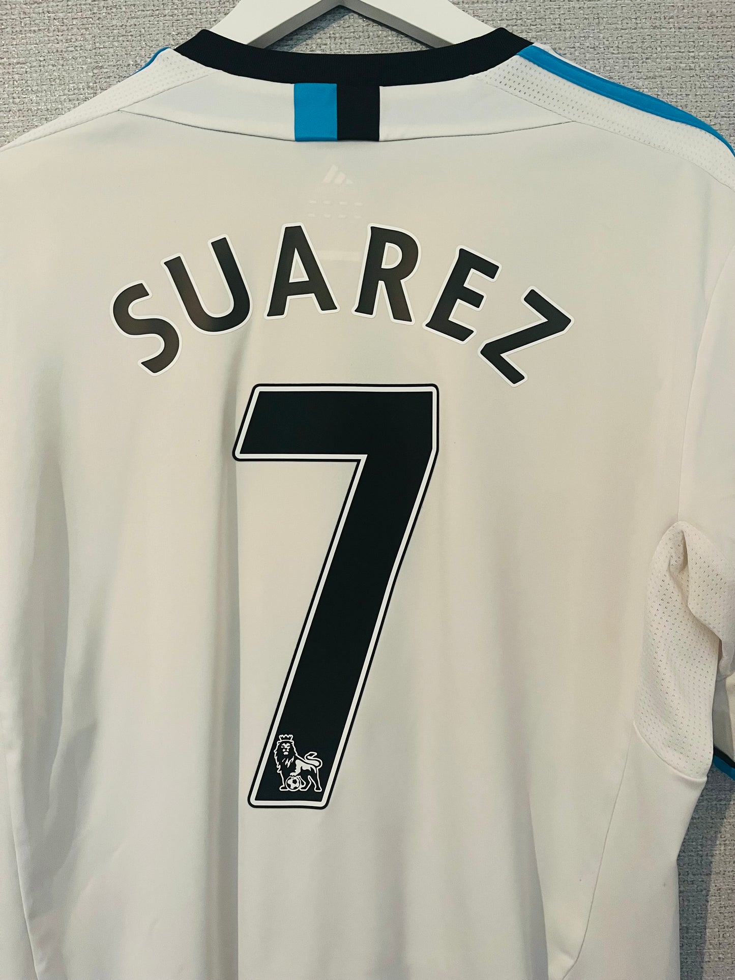 Liverpool third football shirt 2011/12 Suarez Large