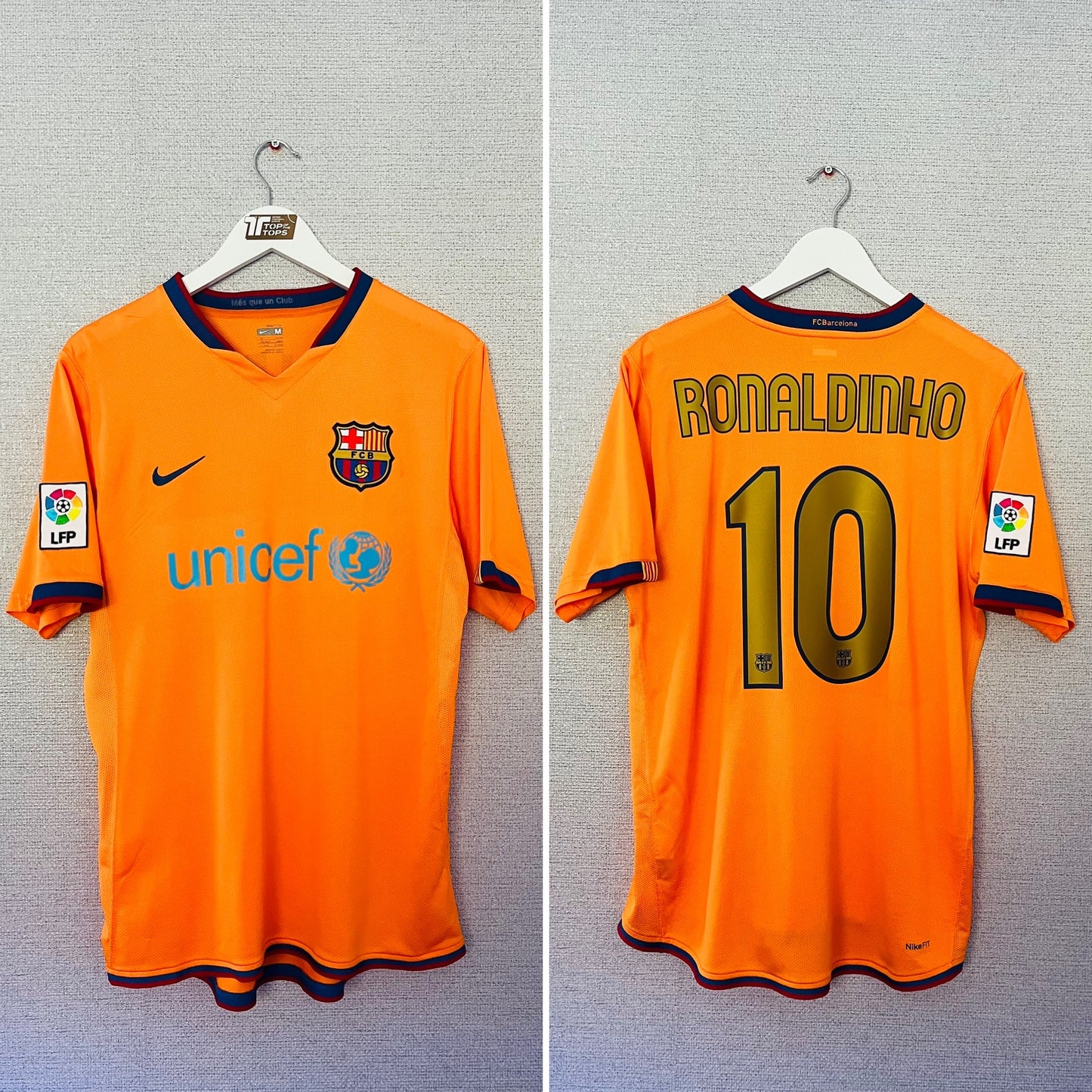 Barcelona away football shirt
2006/07 Ronaldinho Medium