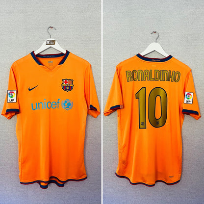 Barcelona away football shirt
2006/07 Ronaldinho Medium