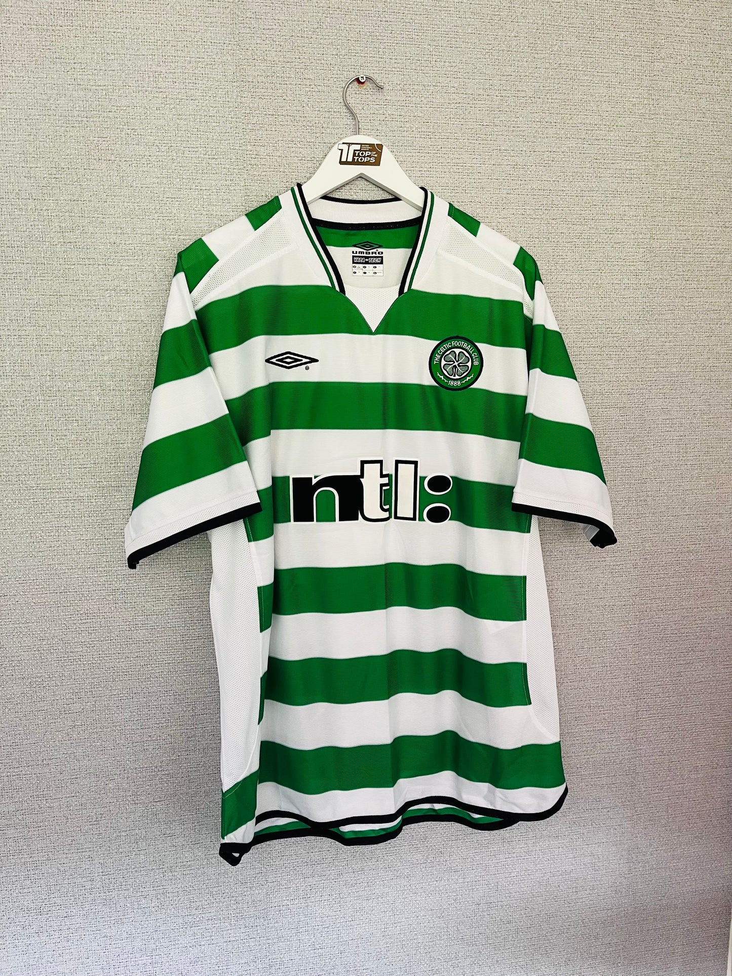 Glasgow Celtic home football shirt
2001/03 Larsson XL
