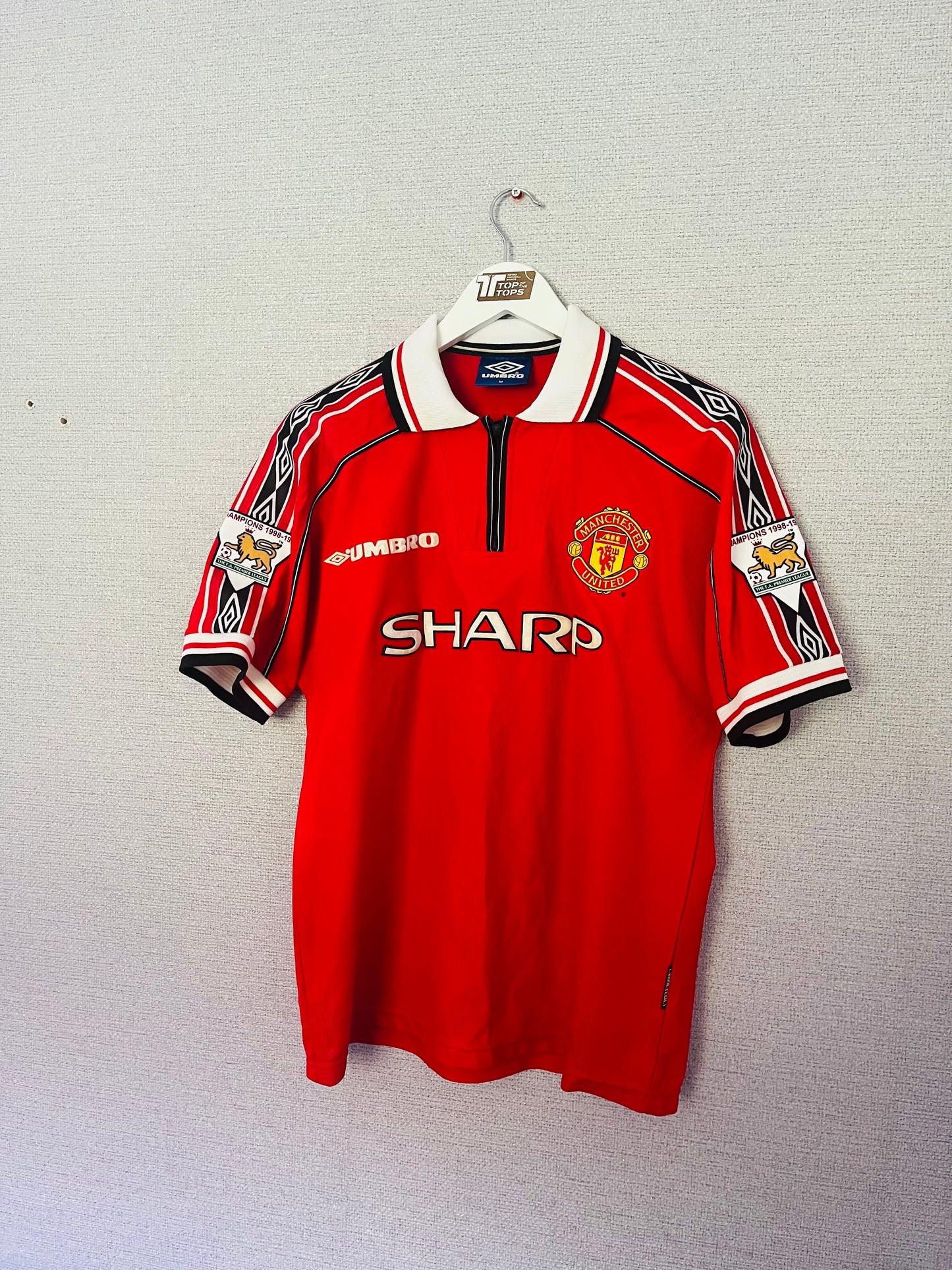 Manchester United home football shirt
1999/2000 Beckham Medium