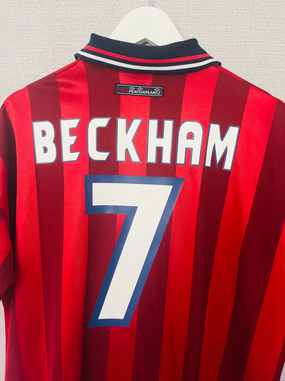 England away football shirt
W/C 1998 Beckham XL