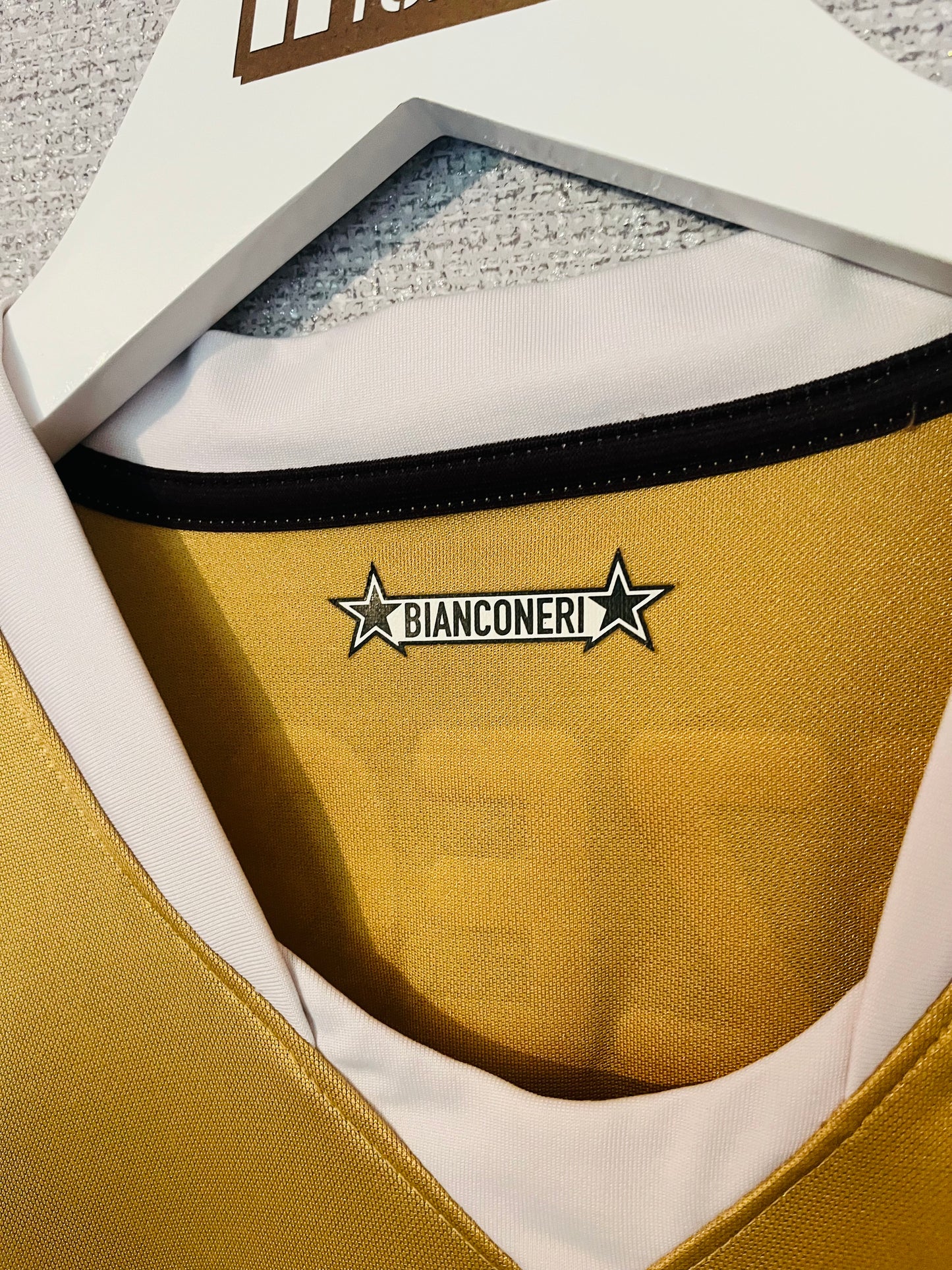 Juventus away football shirt
2008/09 Trezeguet Medium